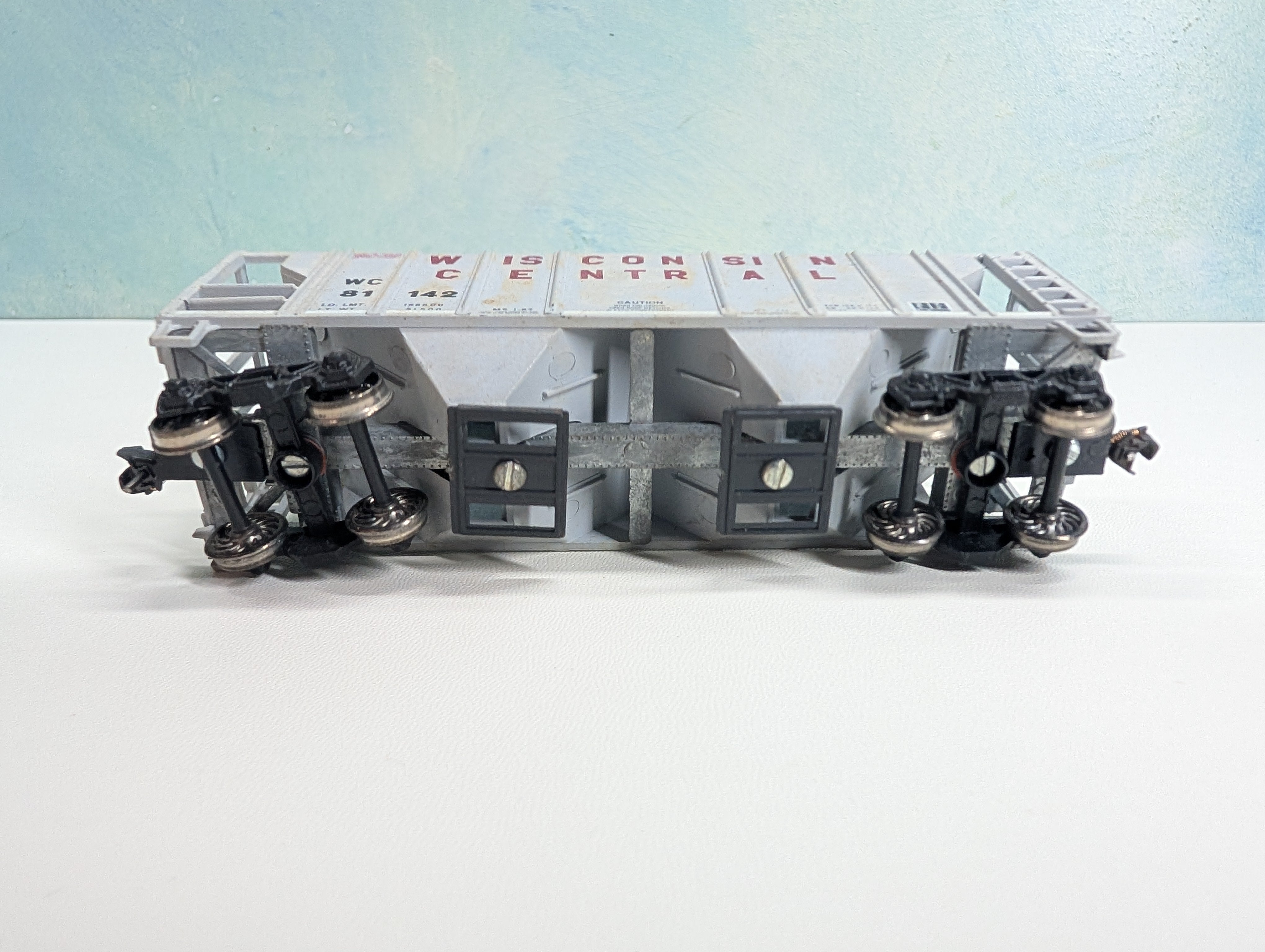 USED Roundhouse HO Scale 2 Bay Covered Hopper Wisconsin Central WC #81142 Metal Wheels
