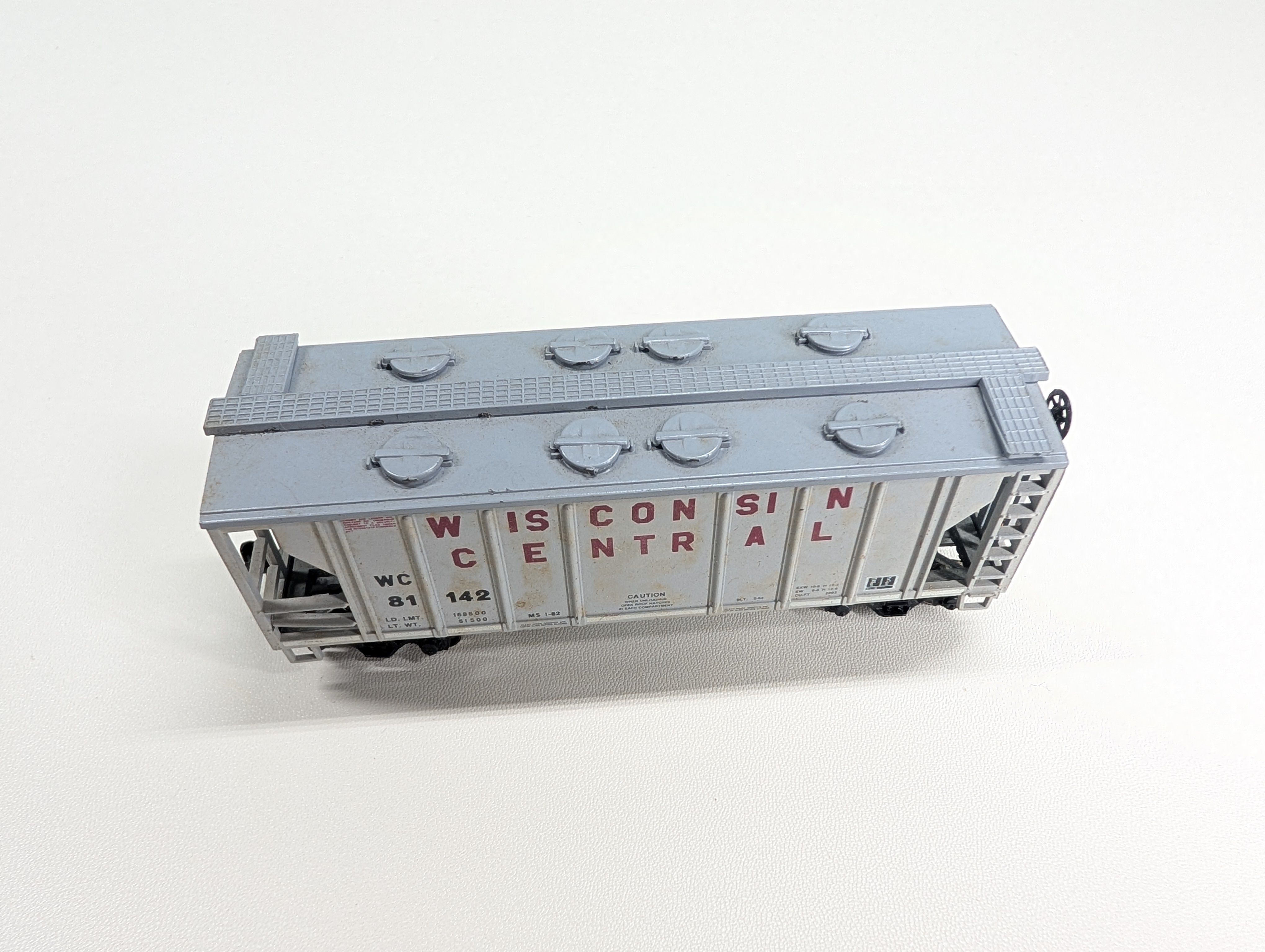 USED Roundhouse HO Scale 2 Bay Covered Hopper Wisconsin Central WC #81142 Metal Wheels