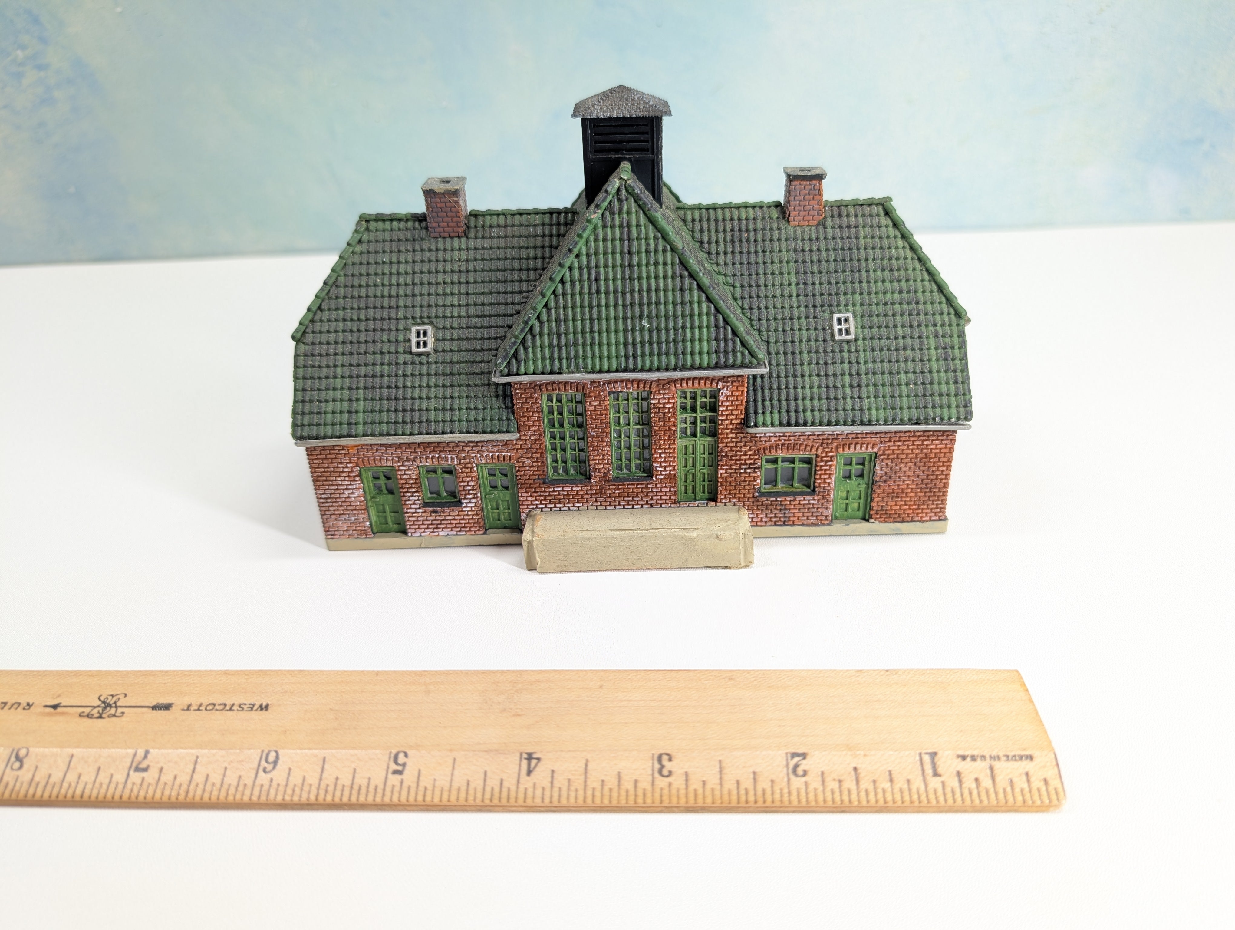 USED Heljan HO Scale Train Station