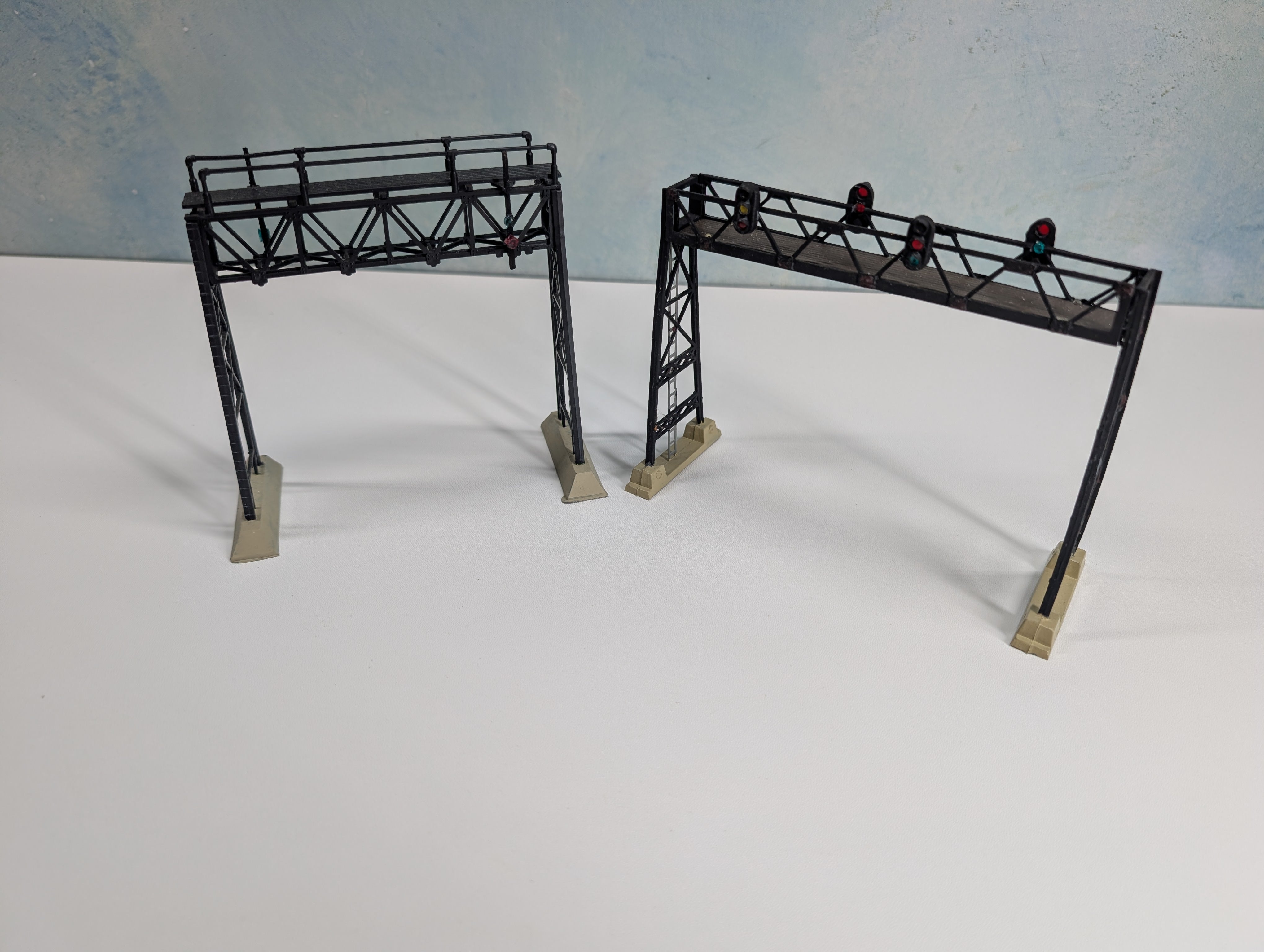USED HO Scale Signal Tower (2 pcs)