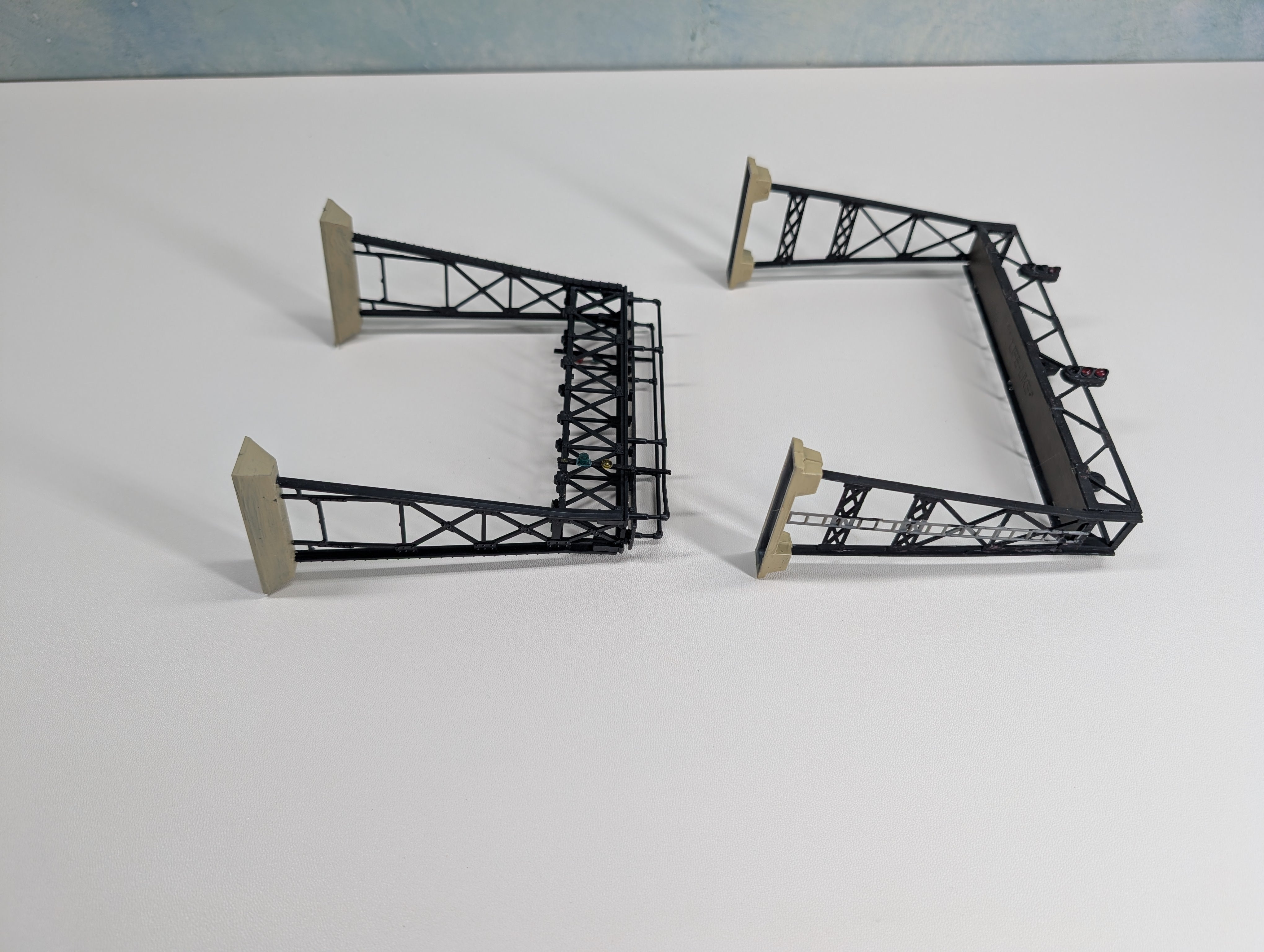 USED HO Scale Signal Tower (2 pcs)