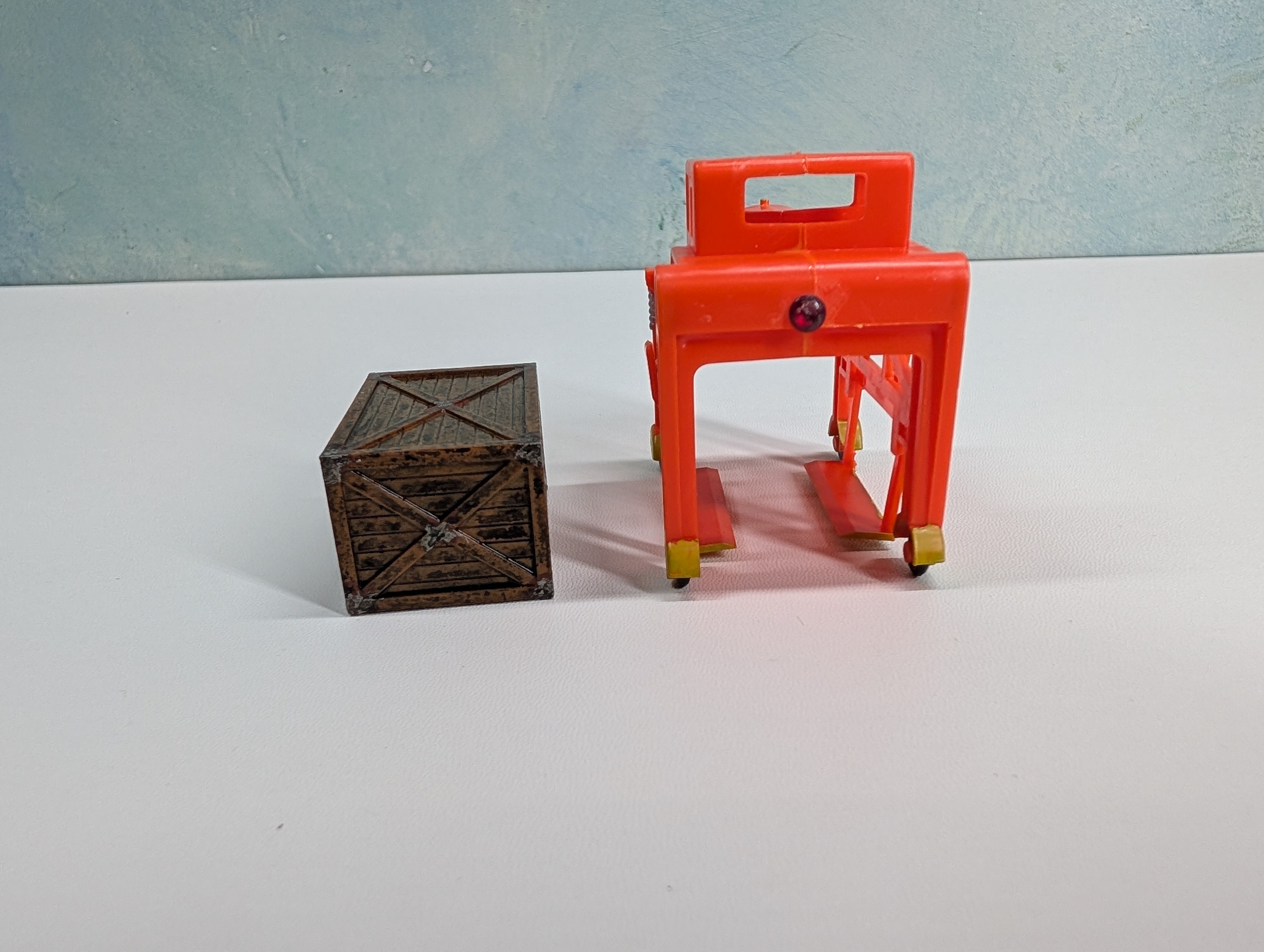USED AHM HO Scale Operating Accessory, Freight Carrier