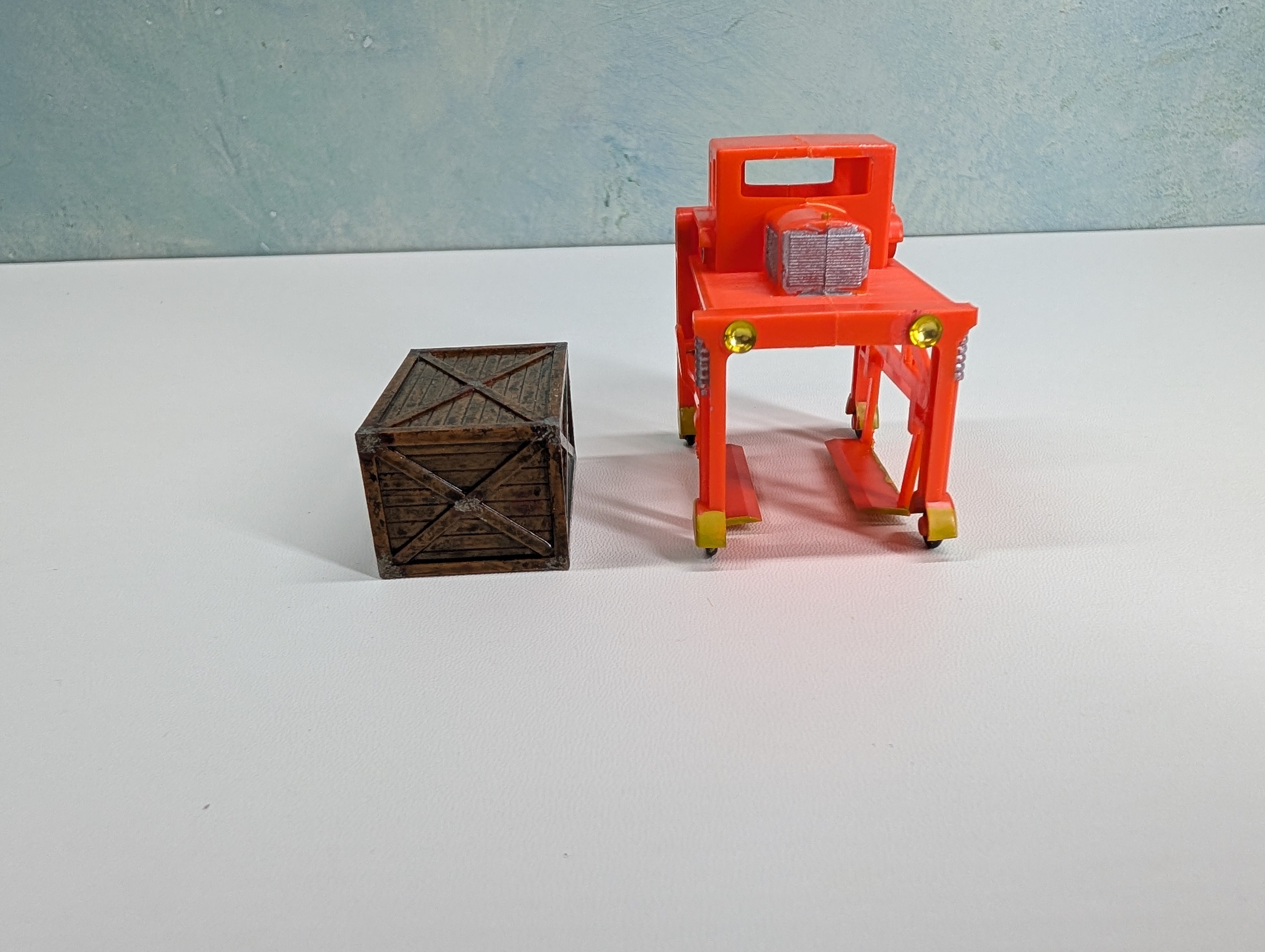 USED AHM HO Scale Operating Accessory, Freight Carrier
