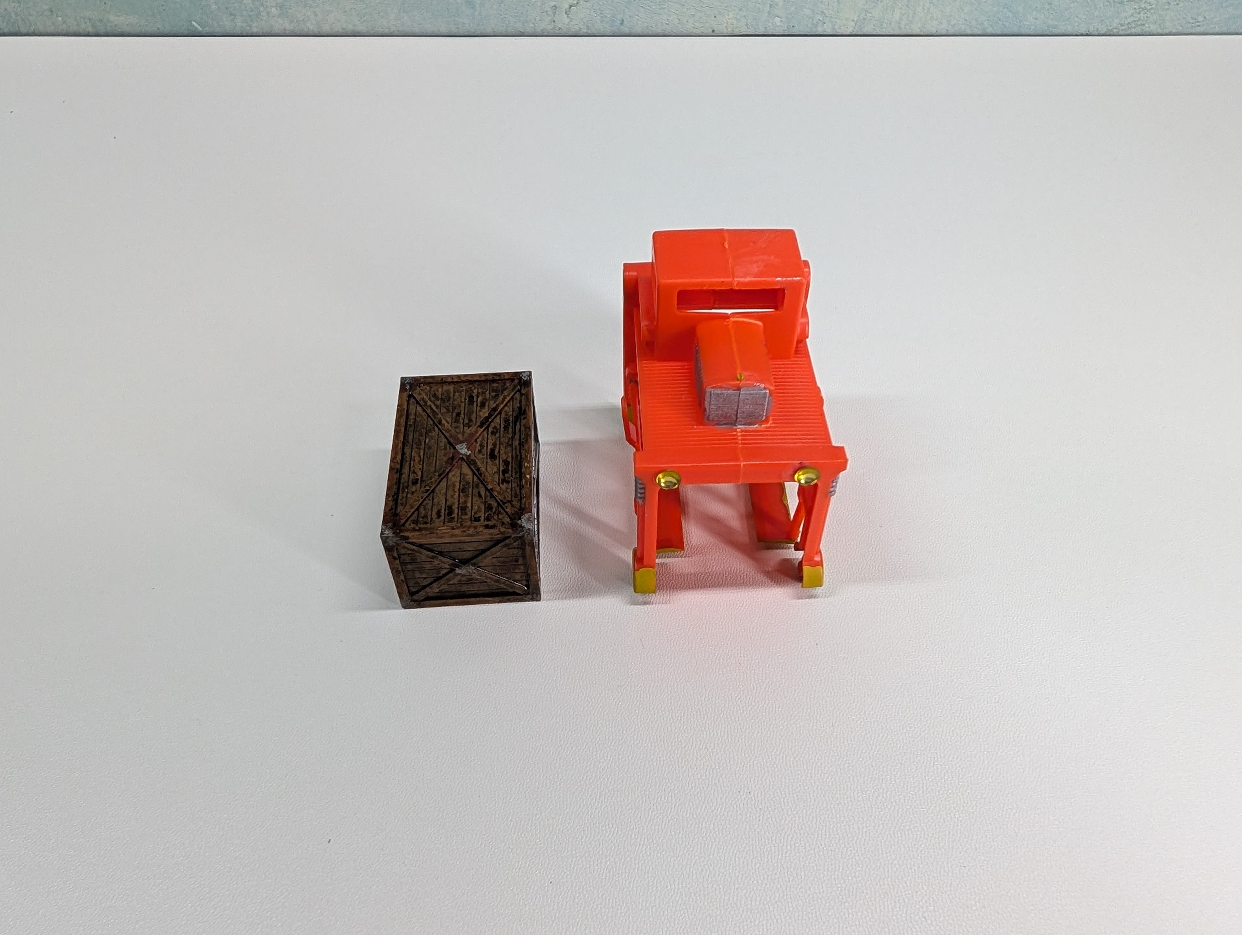USED AHM HO Scale Operating Accessory, Freight Carrier