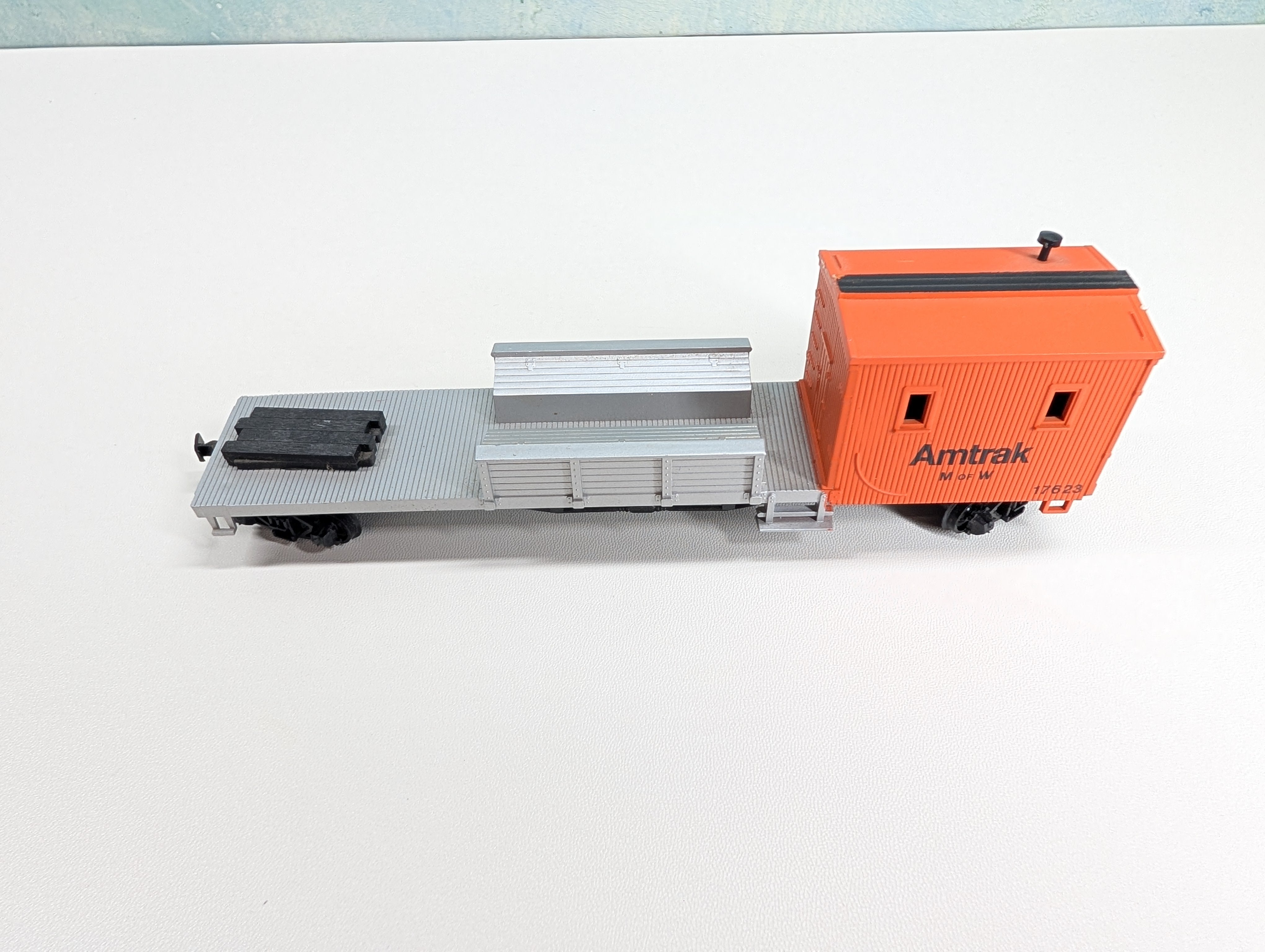 USED Bachmann HO Scale Boom Tender MOW Flat Car Amtrak #17623