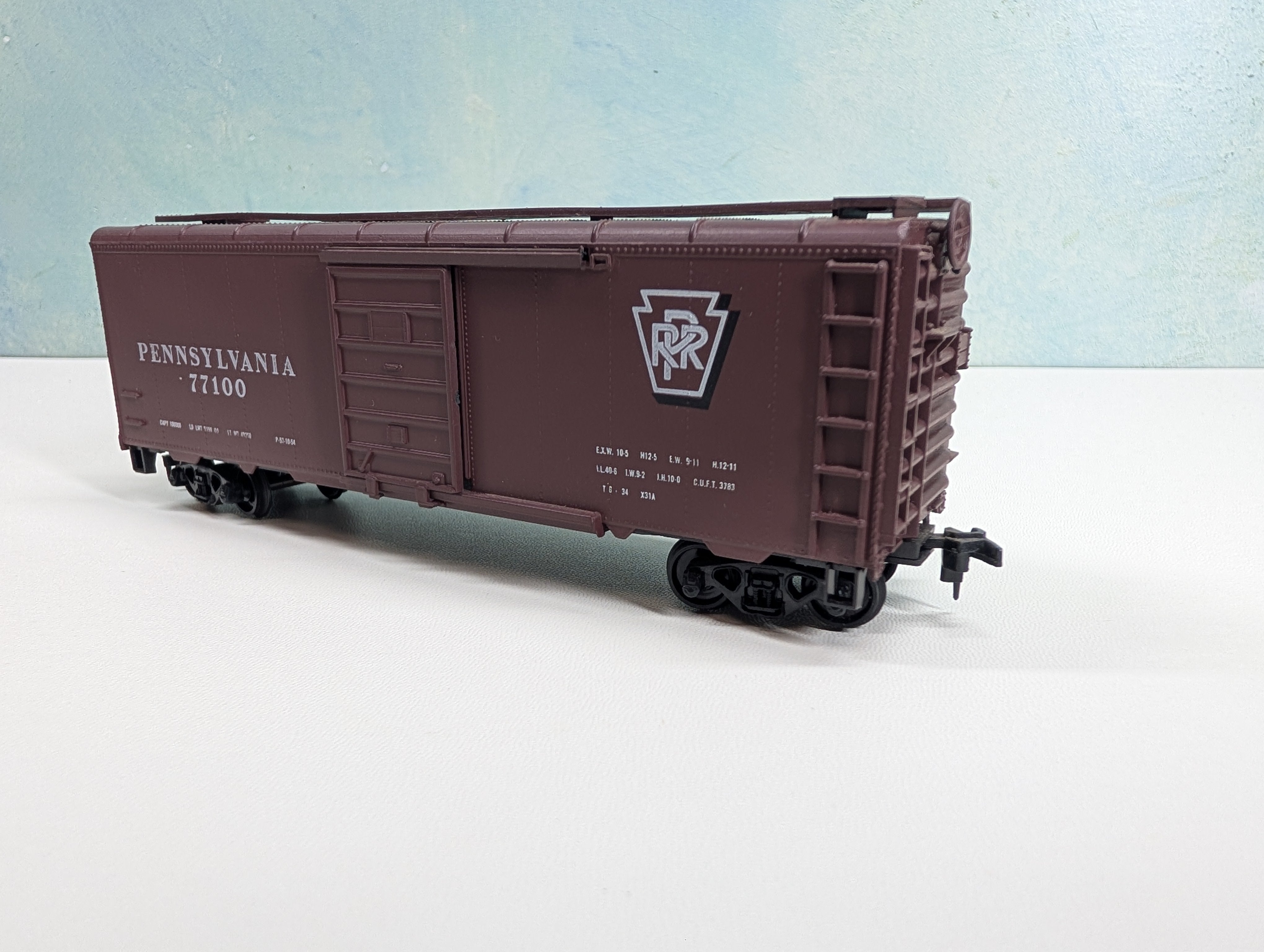 USED Roundhouse HO Scale 40' Steel Box Car Pennsylvania PRR #77100