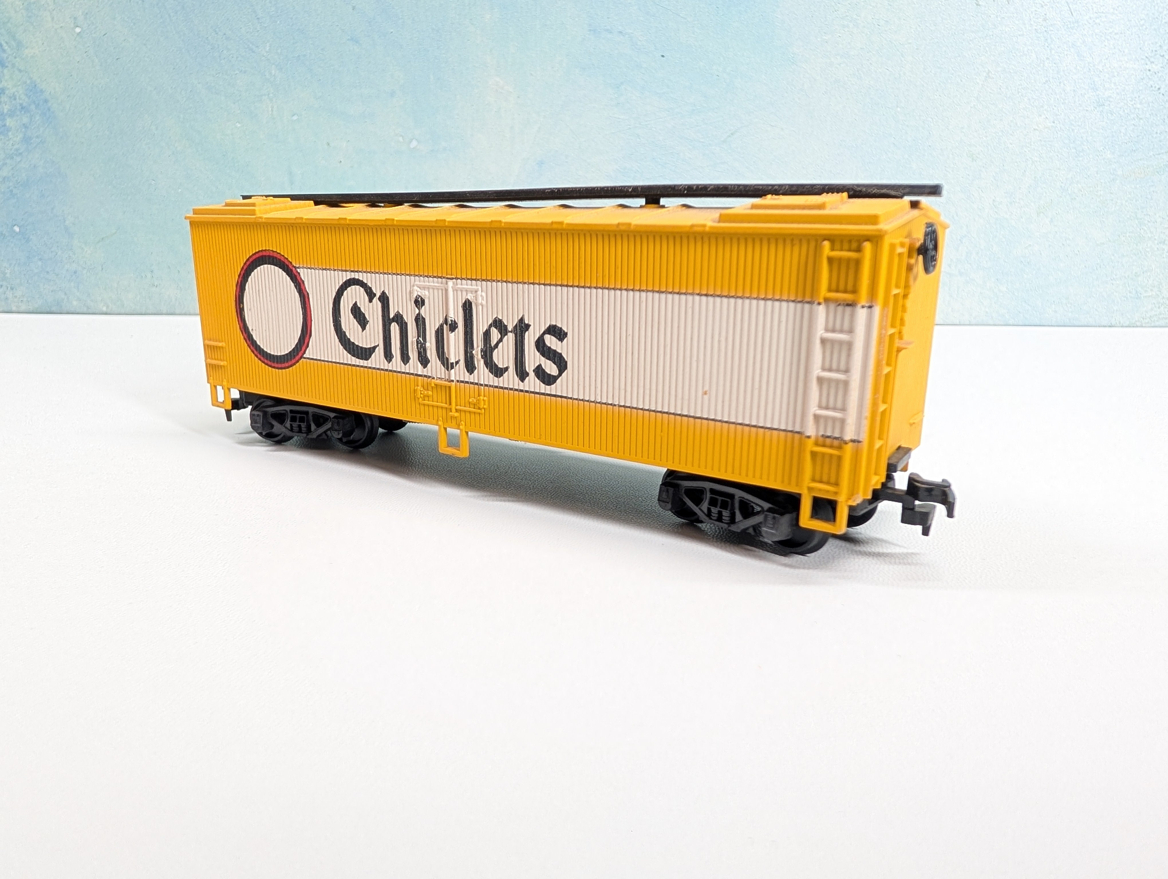 USED AHM HO Scale 40' Wooden Billboard Box Car Chiclets