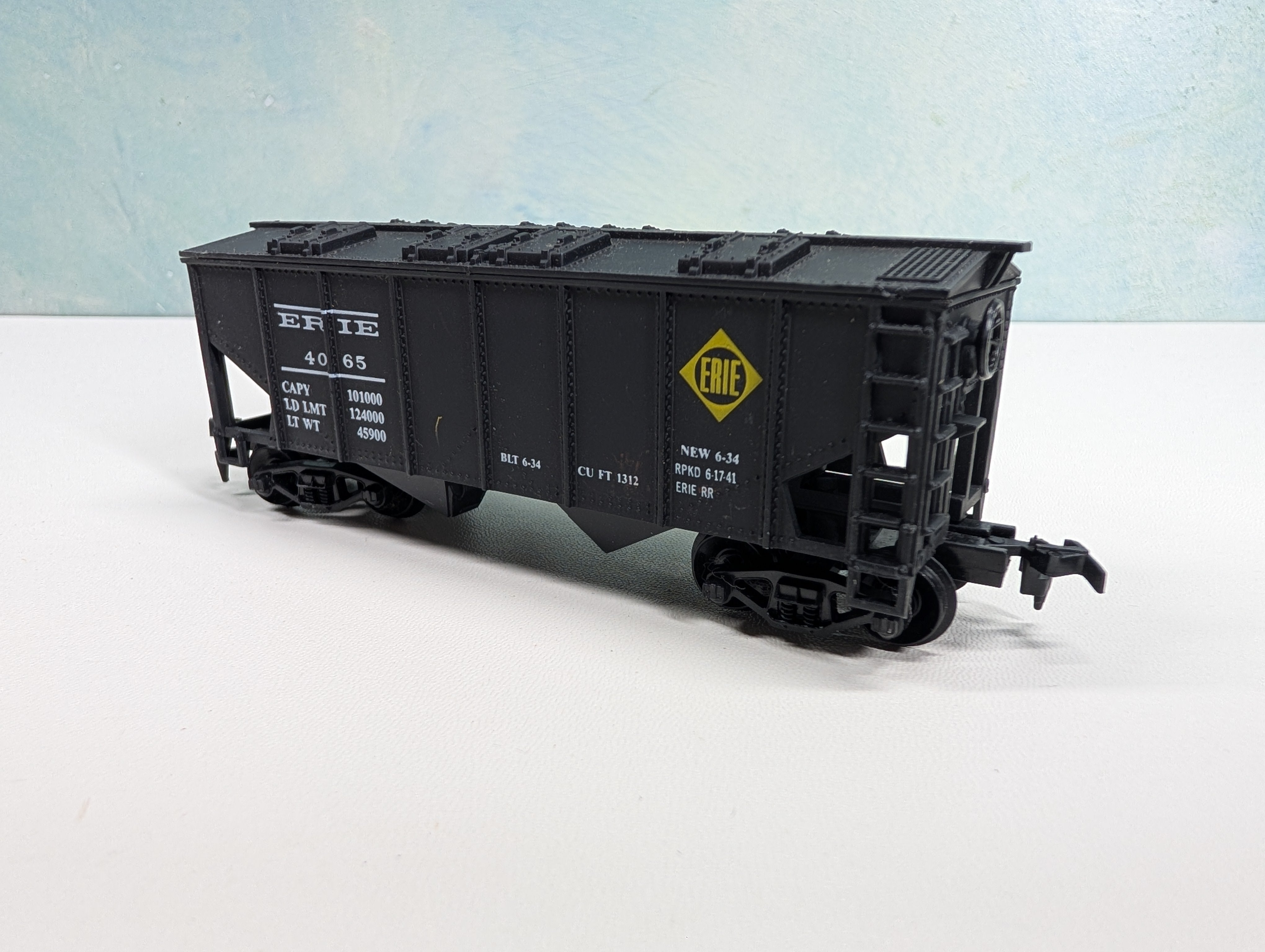 USED Industrial Rail HO Scale 2 Bay Covered Hopper Erie #4065