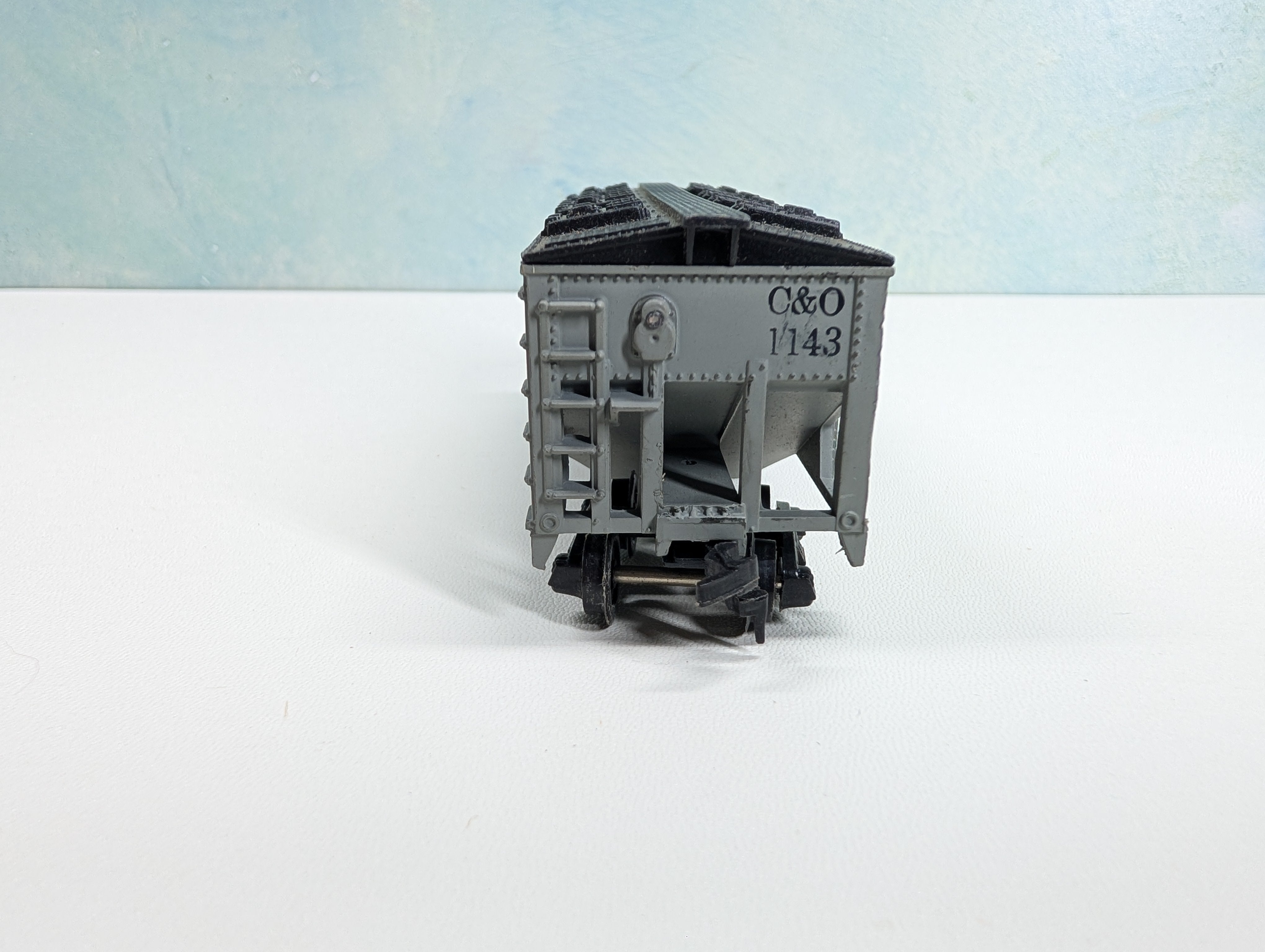 USED HO Scale 2 Bay Covered Hopper Chesapeake and Ohio C&O #1143