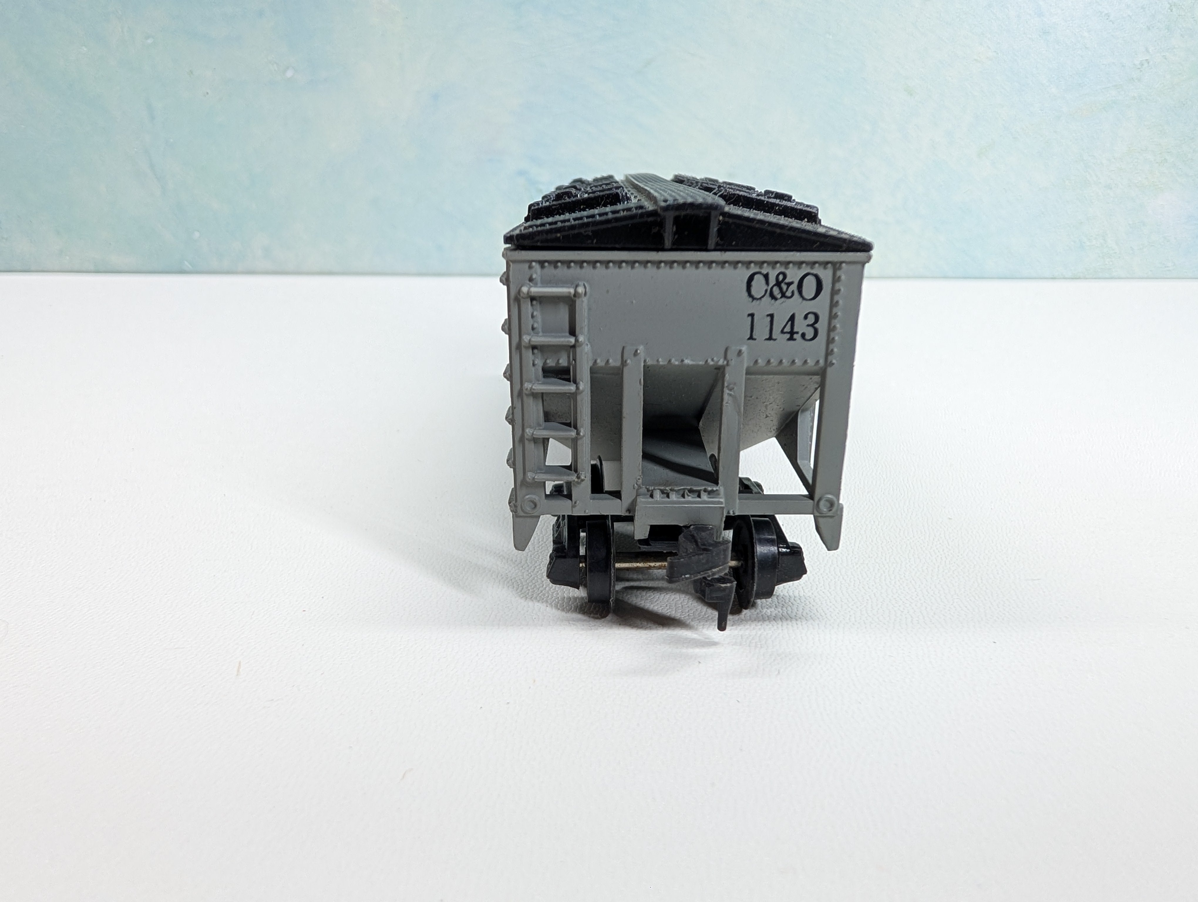 USED HO Scale 2 Bay Covered Hopper Chesapeake and Ohio C&O #1143