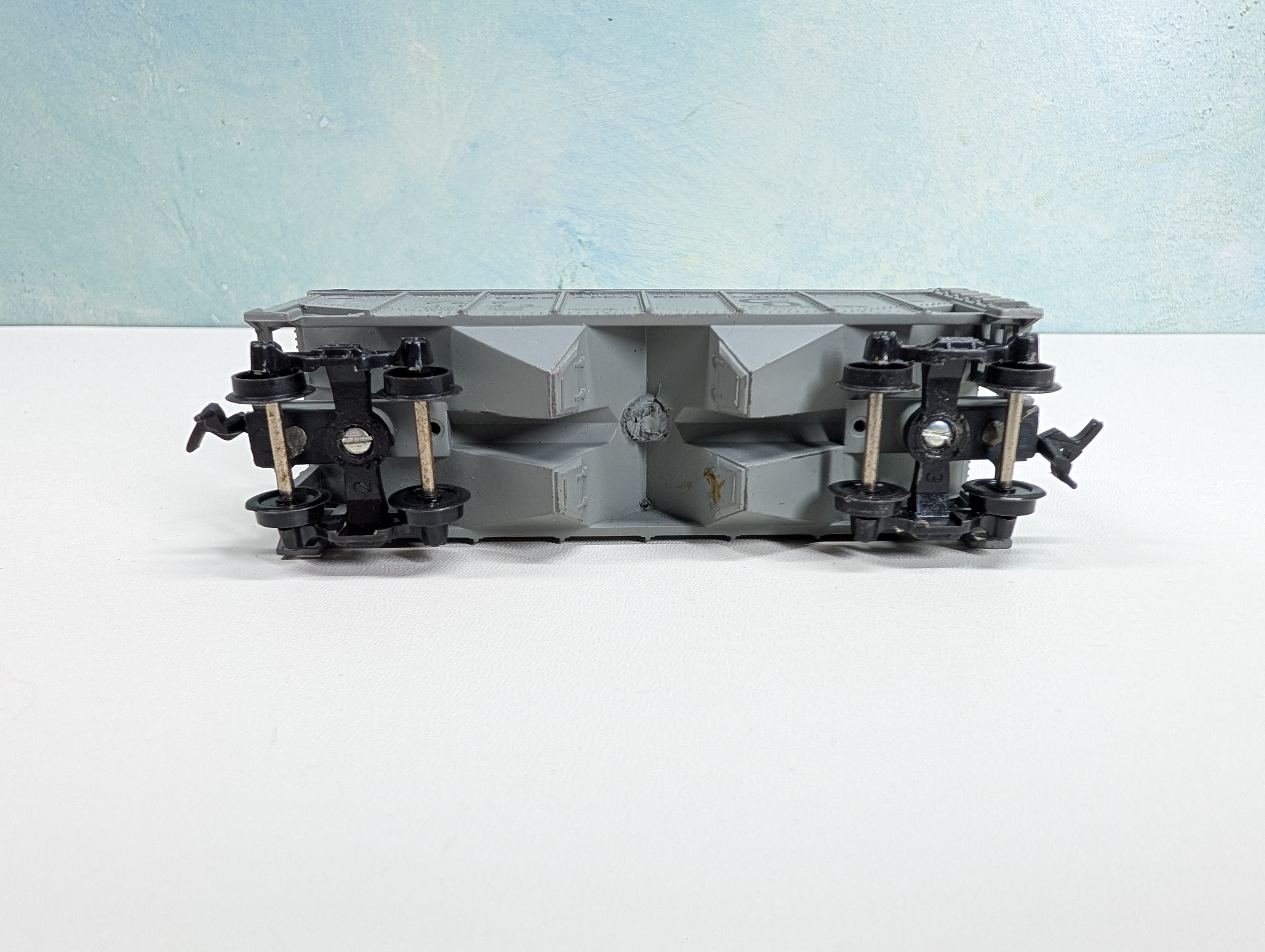 USED HO Scale 2 Bay Covered Hopper Chesapeake and Ohio C&O #1143