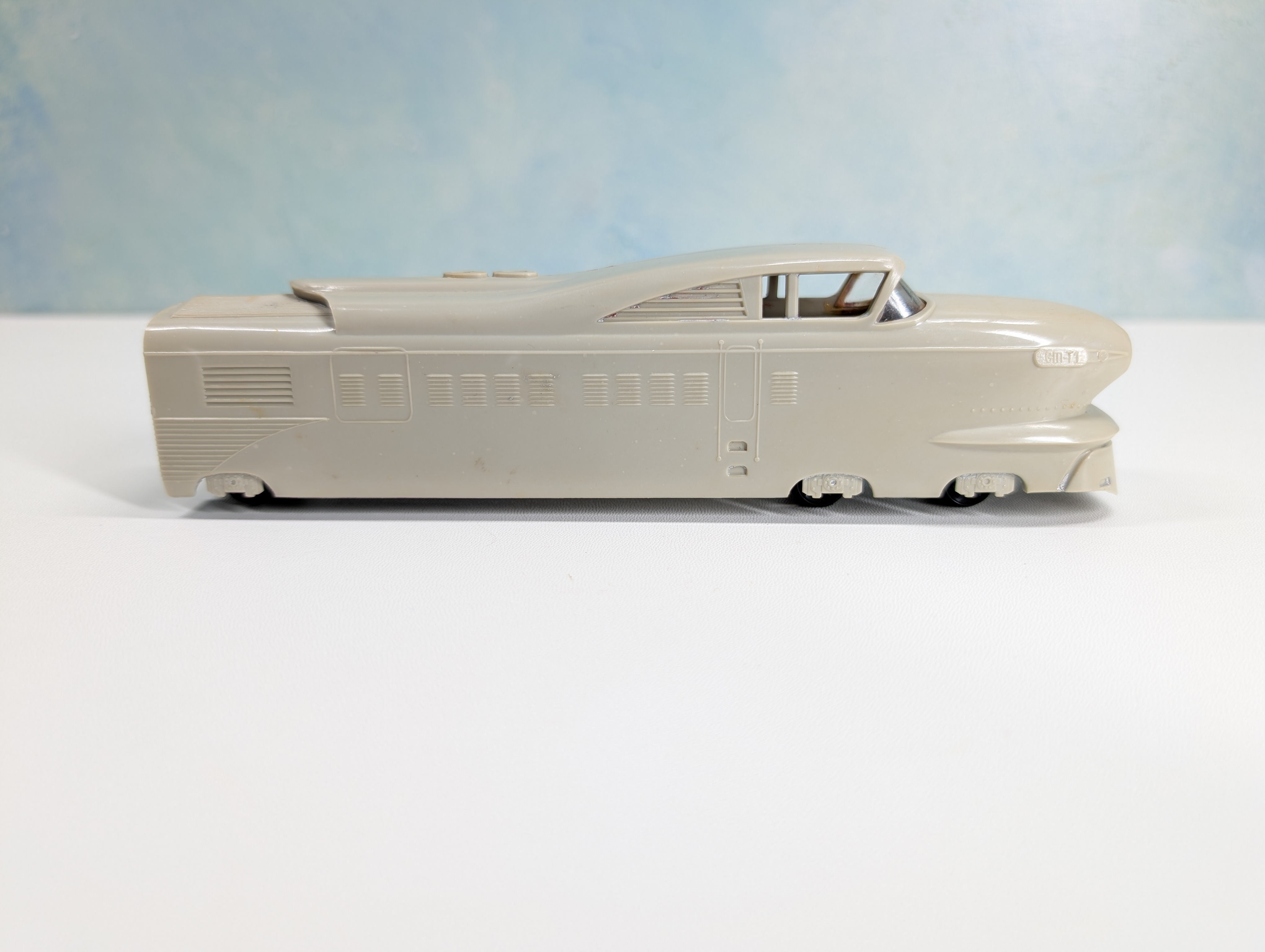 USED Varney HO Scale Aerotrain Unpowered Locomotive, Undecorated GM-T1