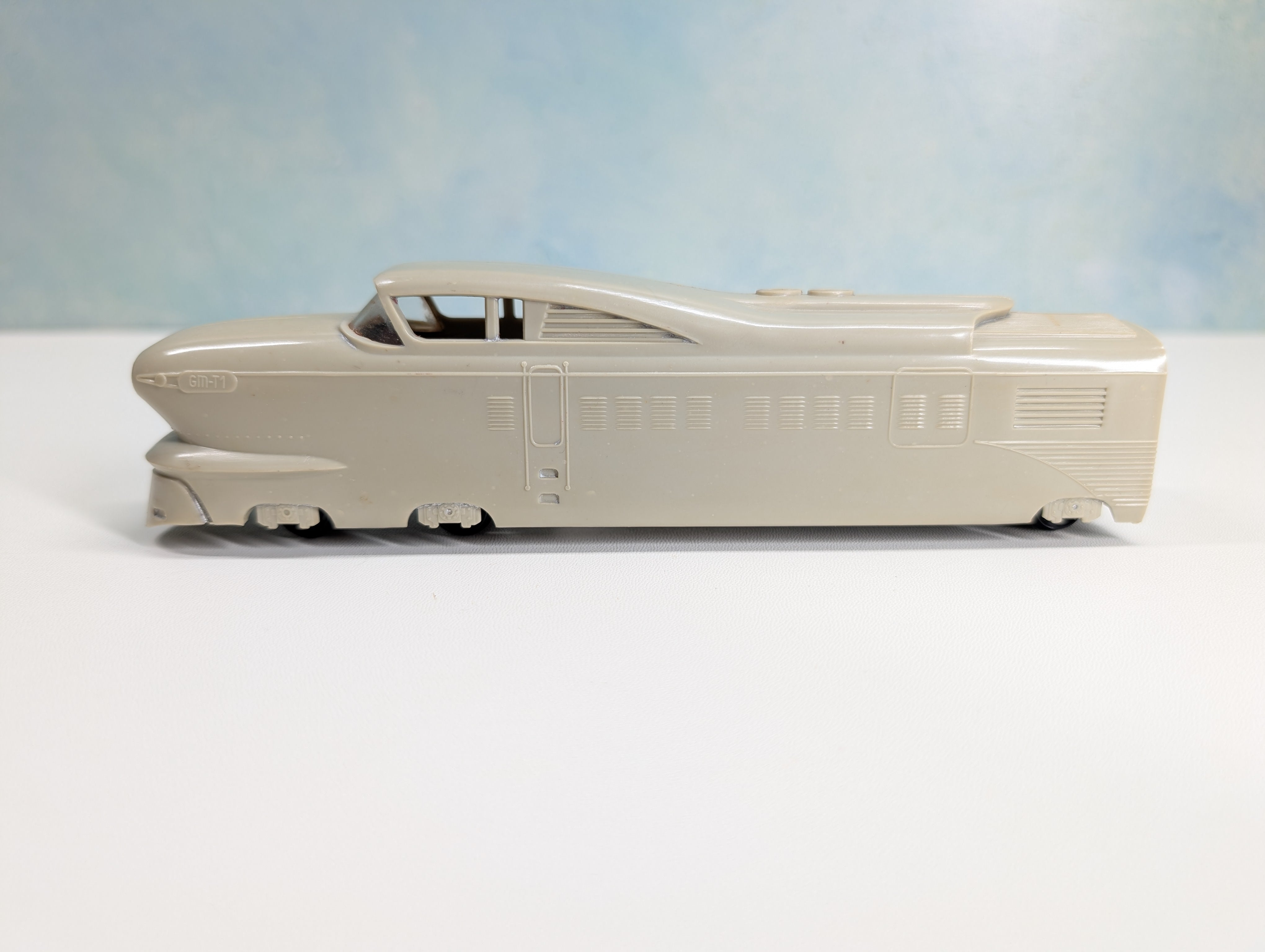 USED Varney HO Scale Aerotrain Unpowered Locomotive, Undecorated GM-T1