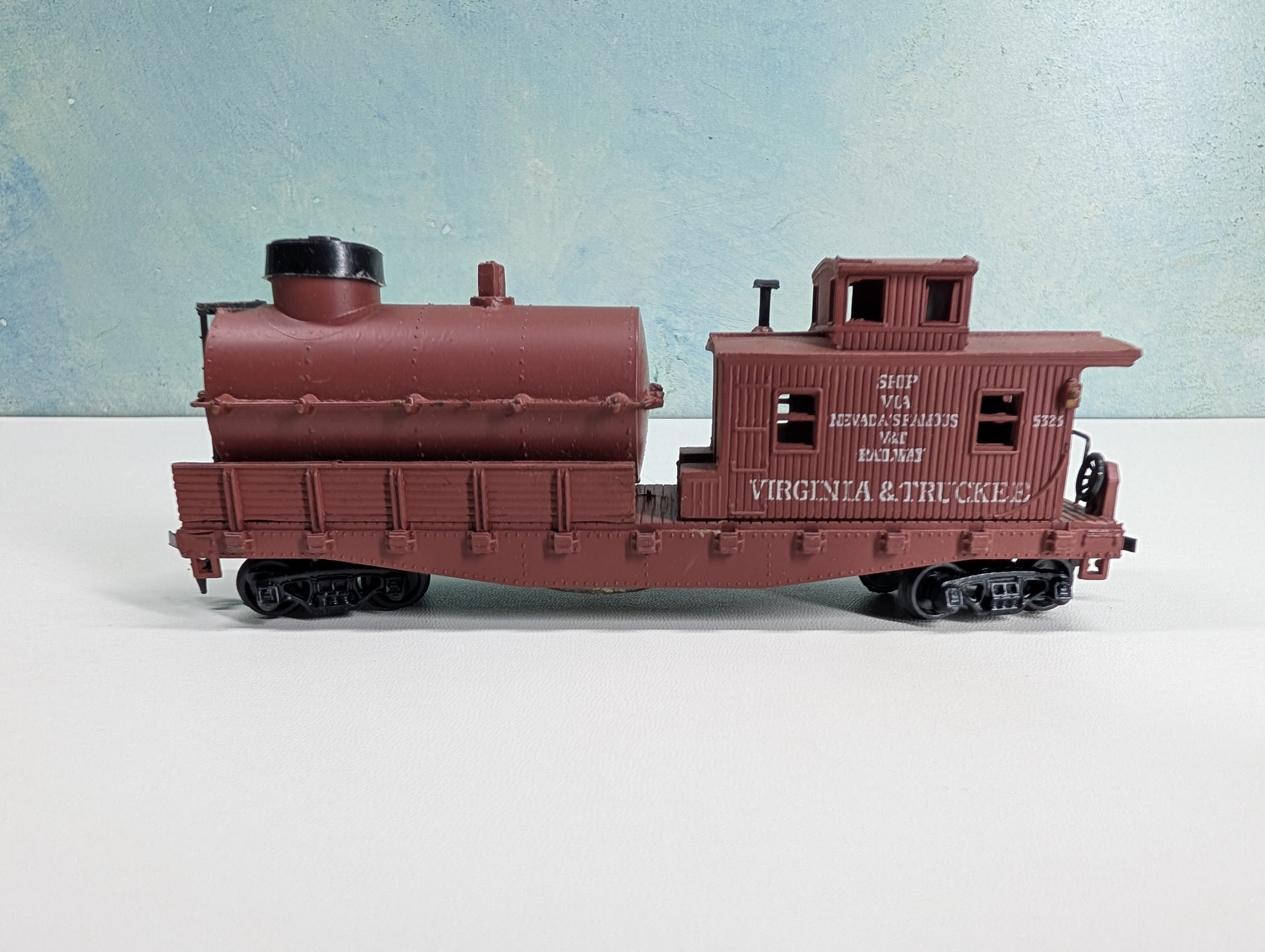 USED AHM HO Scale Track Cleaning MOW Car Virginia and Truckee Railroad #5323
