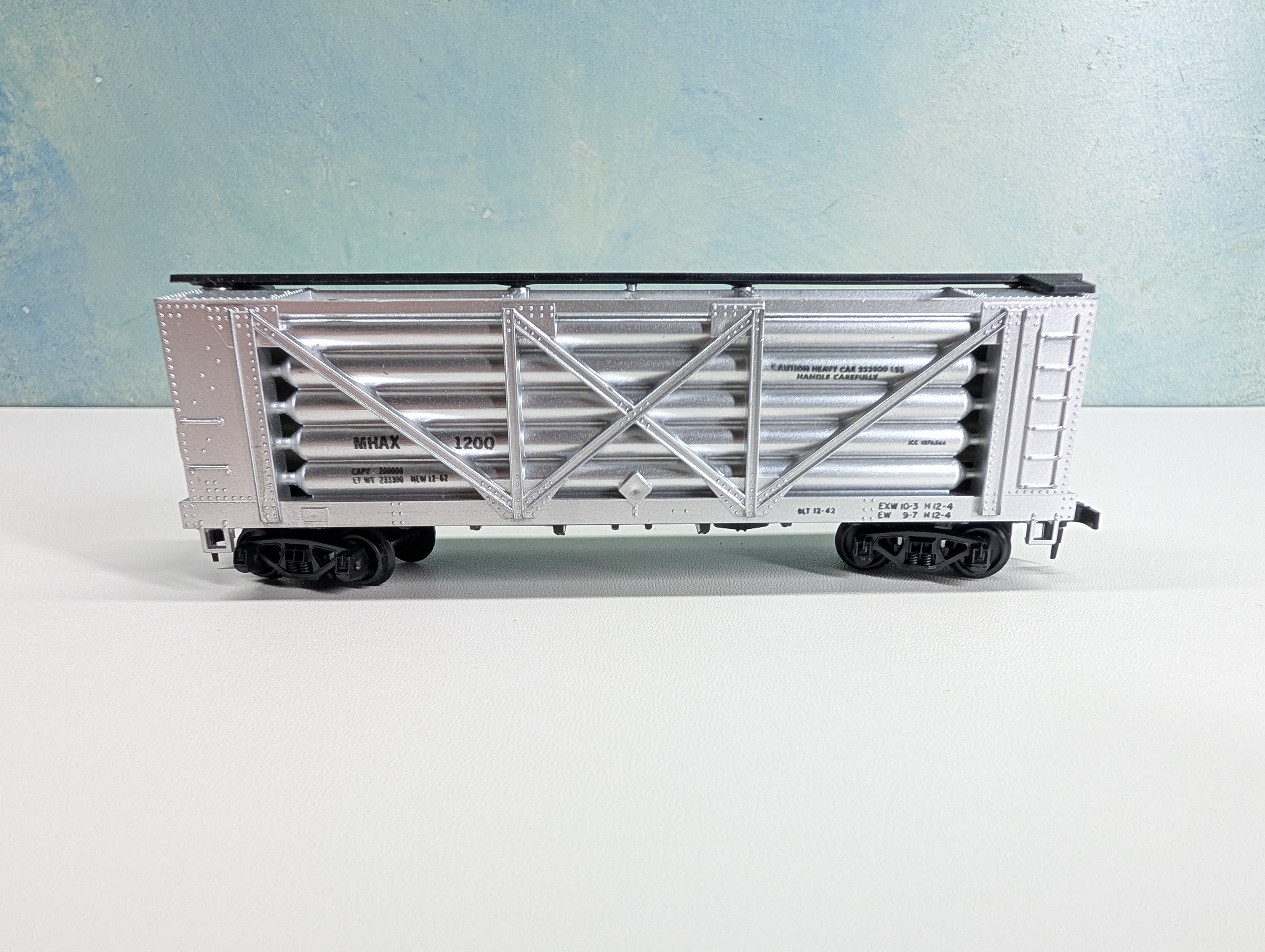 USED AHM HO Scale Helium Tank Car US Bureau of Mines MHAX #1200