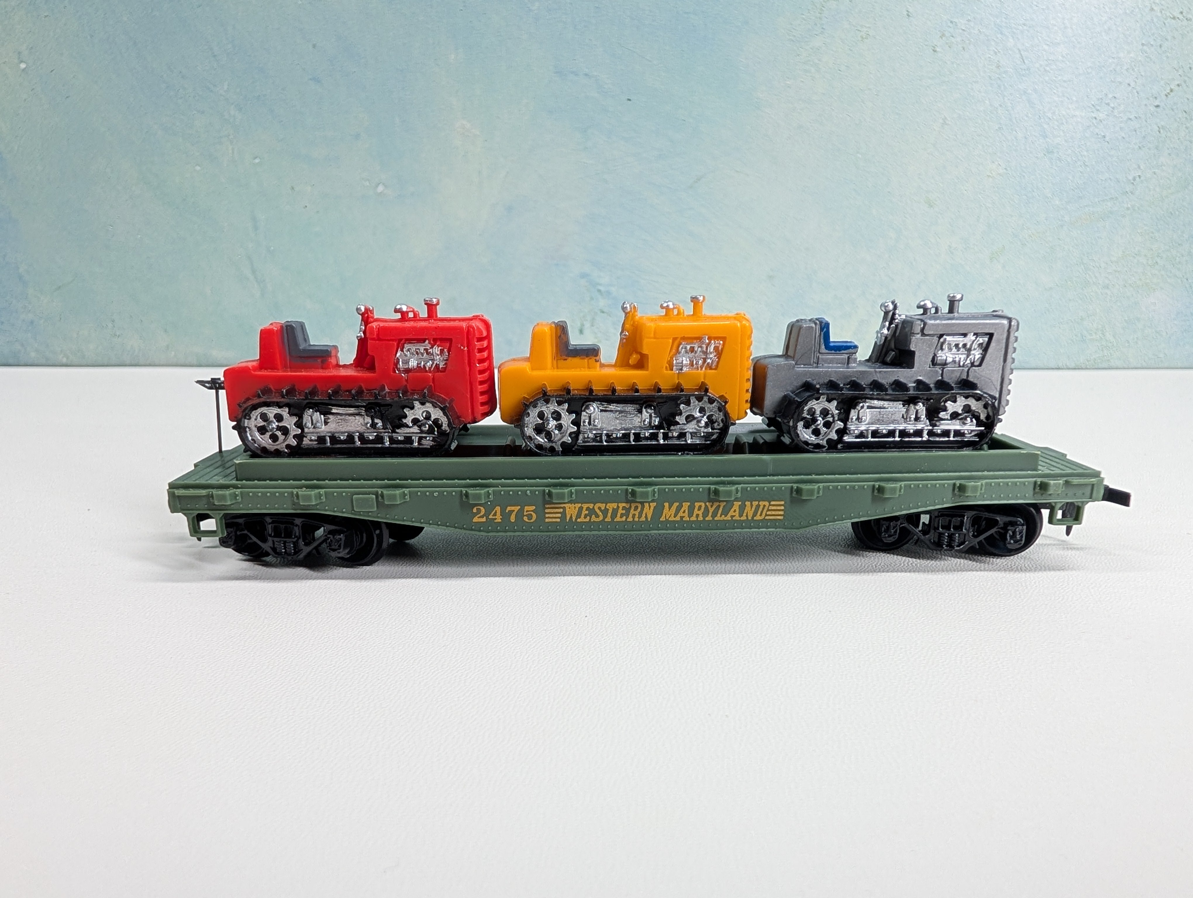 USED Tyco HO Scale 40' Flat Car w/ Tractors & Brake Wheel! Western Maryland #2475