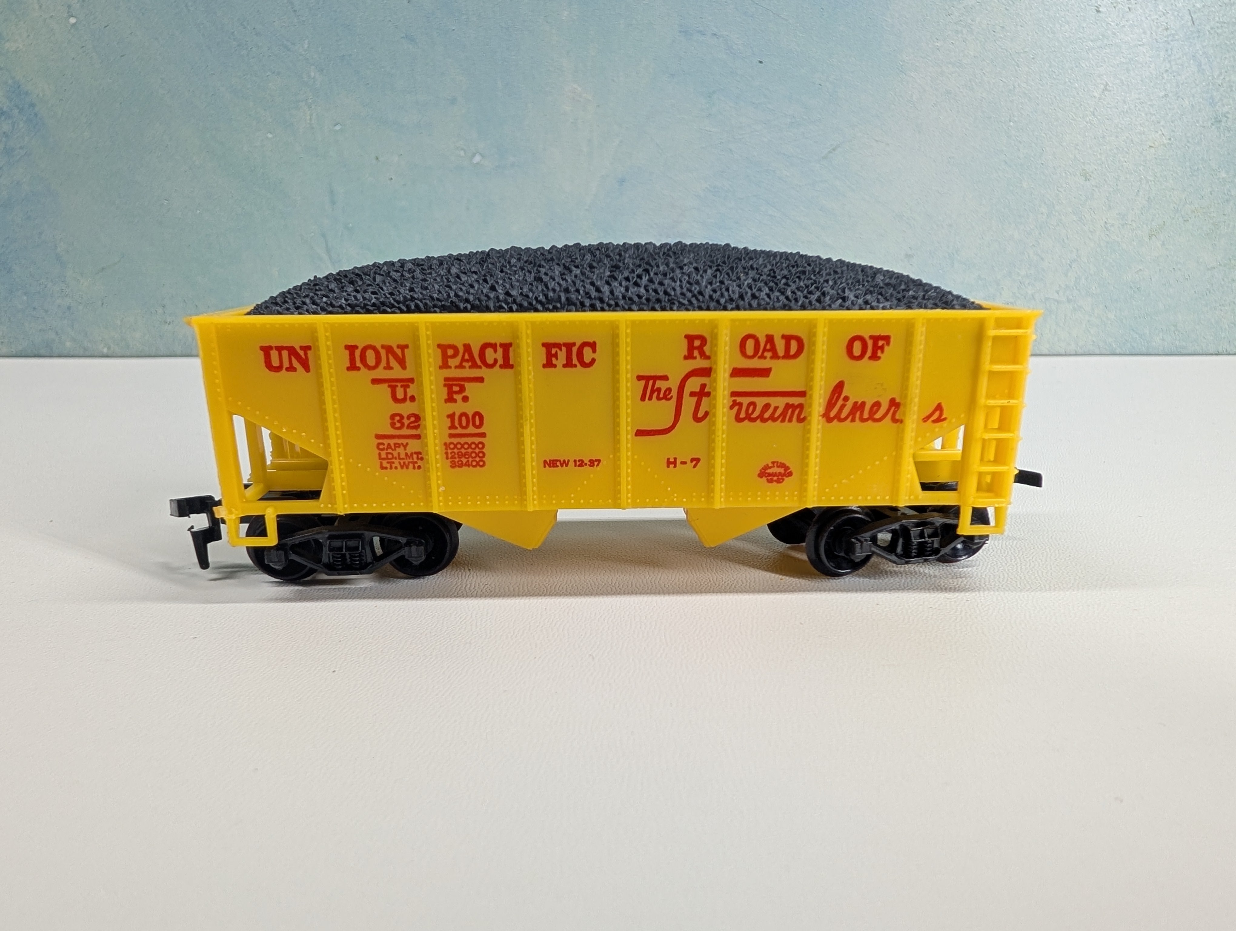 USED Life-Like HO Scale 2 Bay Hopper w/ Coal Load Union Pacific UP #32100
