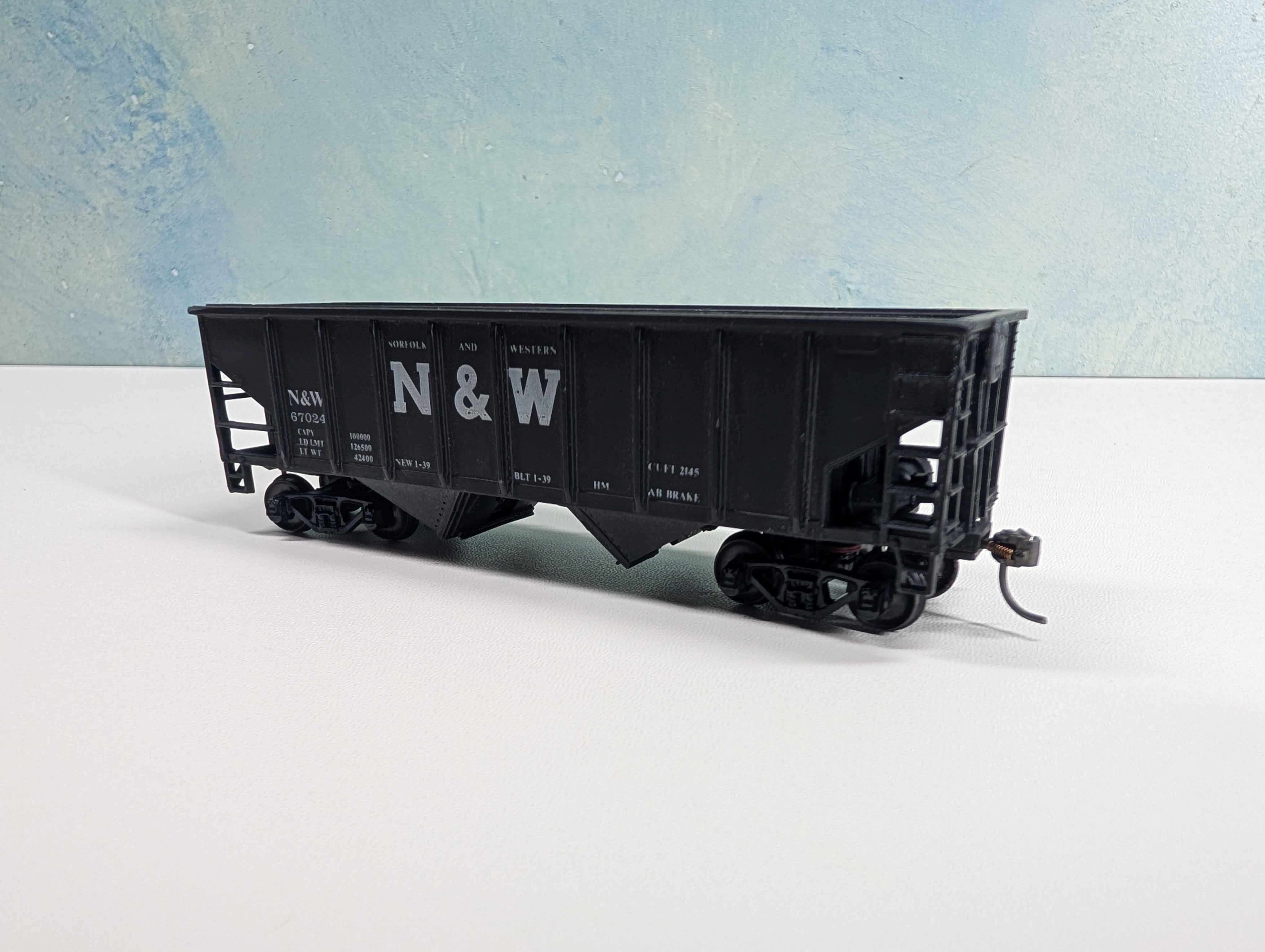 USED HO Scale 2 Bay Hopper Norfolk & Western N&W #67024 Metal Wheels