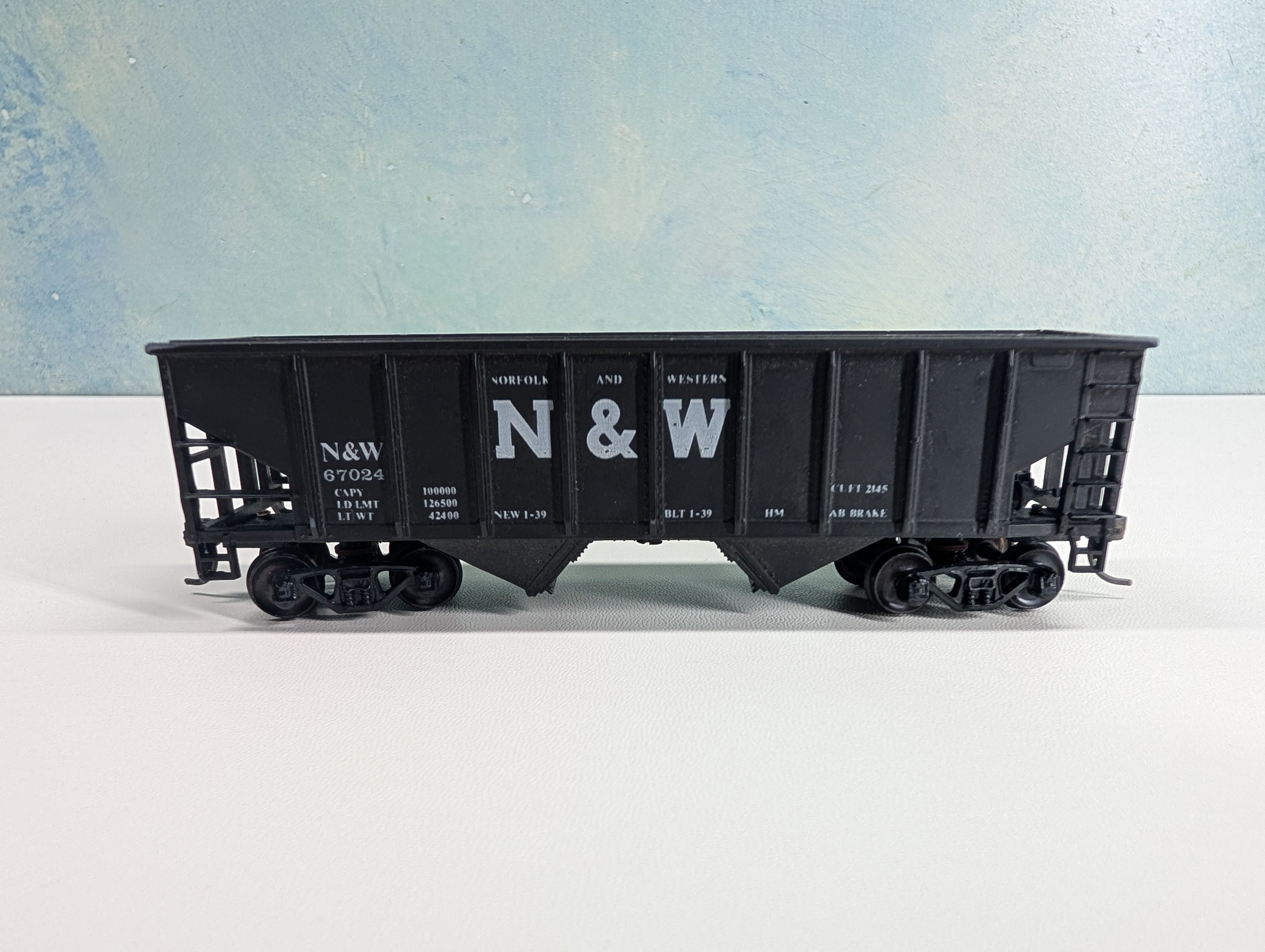 USED HO Scale 2 Bay Hopper Norfolk & Western N&W #67024 Metal Wheels