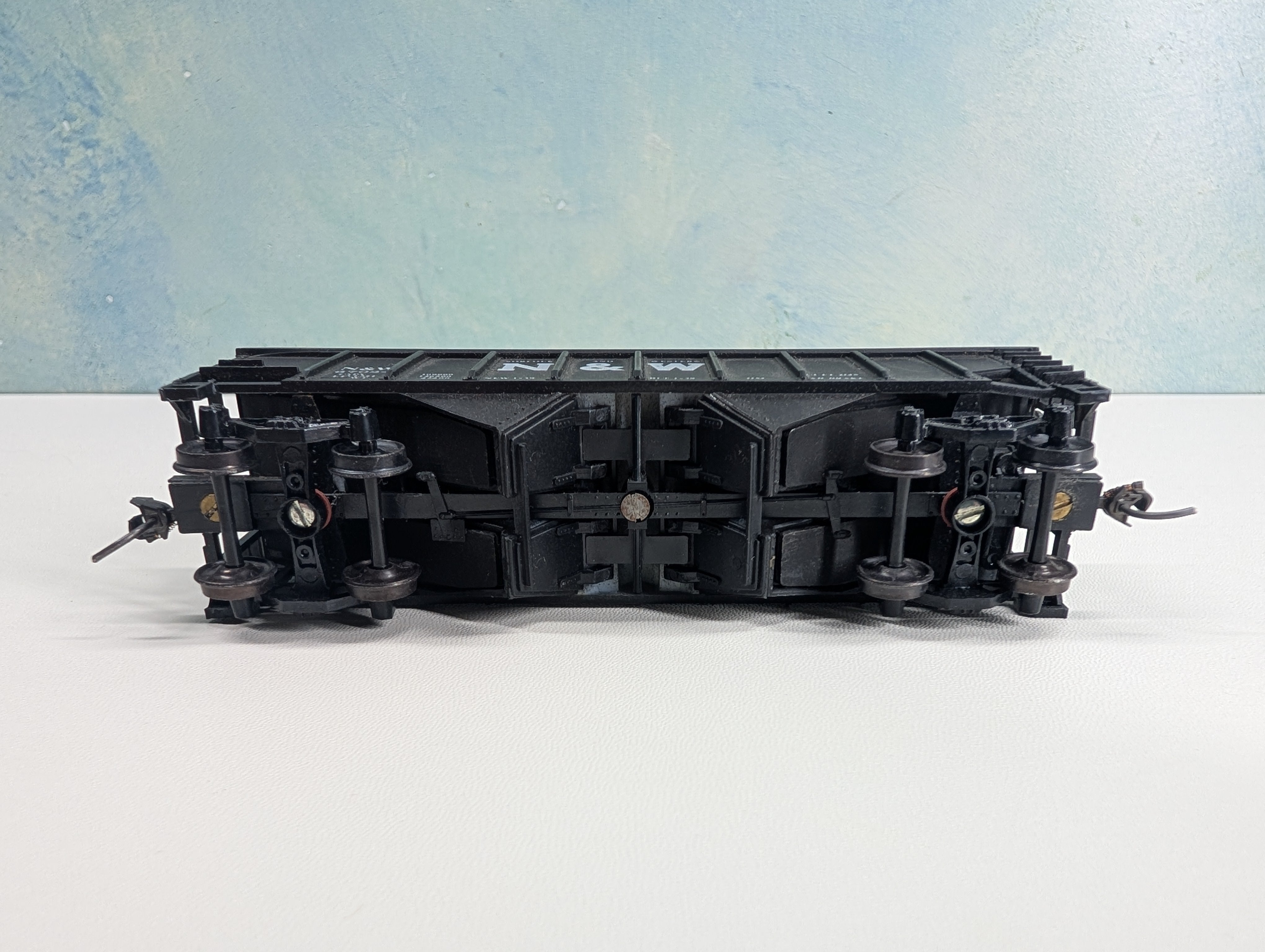 USED HO Scale 2 Bay Hopper Norfolk & Western N&W #67024 Metal Wheels