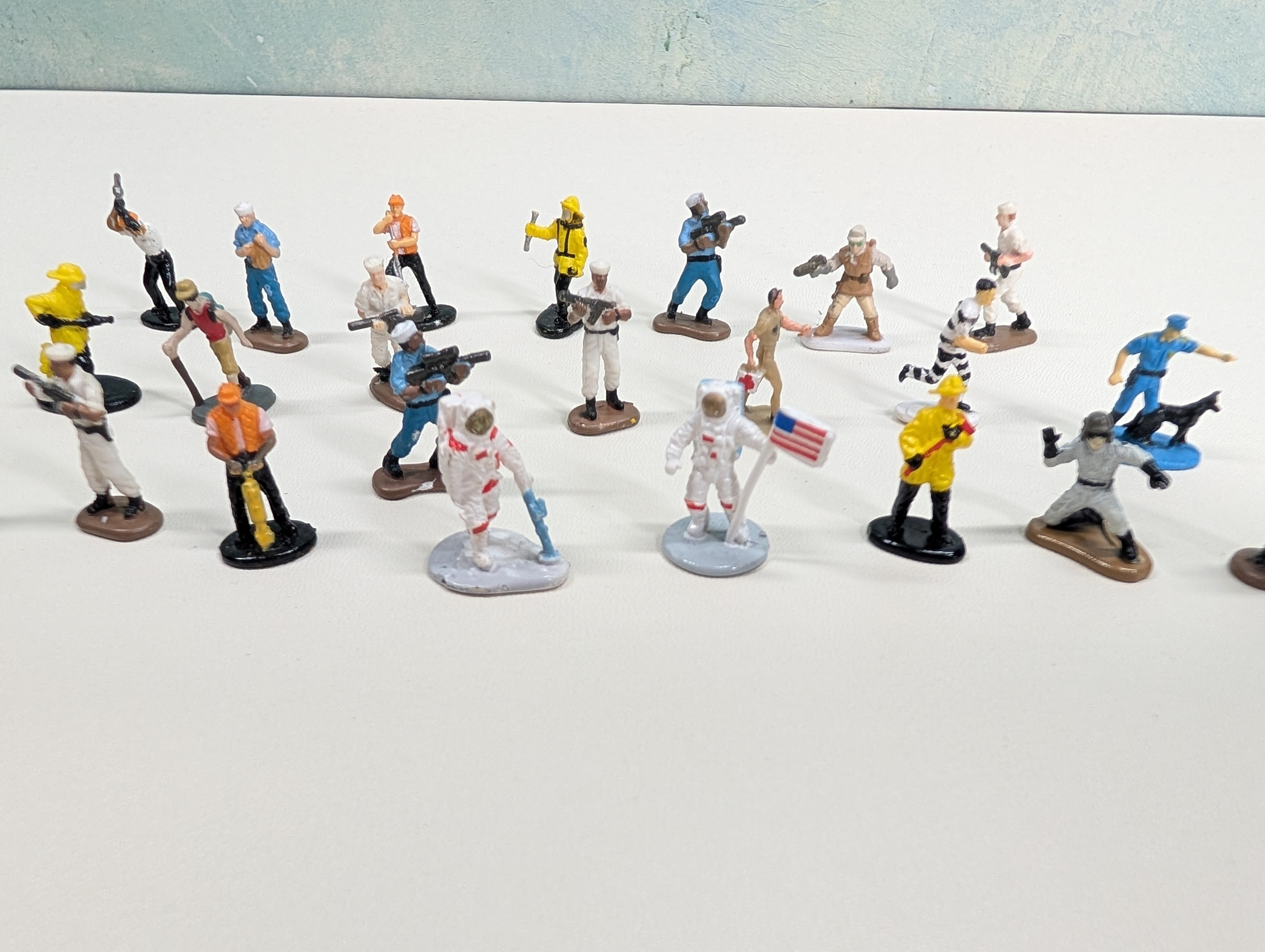 USED HO Scale Astronaut, Policemen, Firemen and other Unique Figures (20+ pcs)