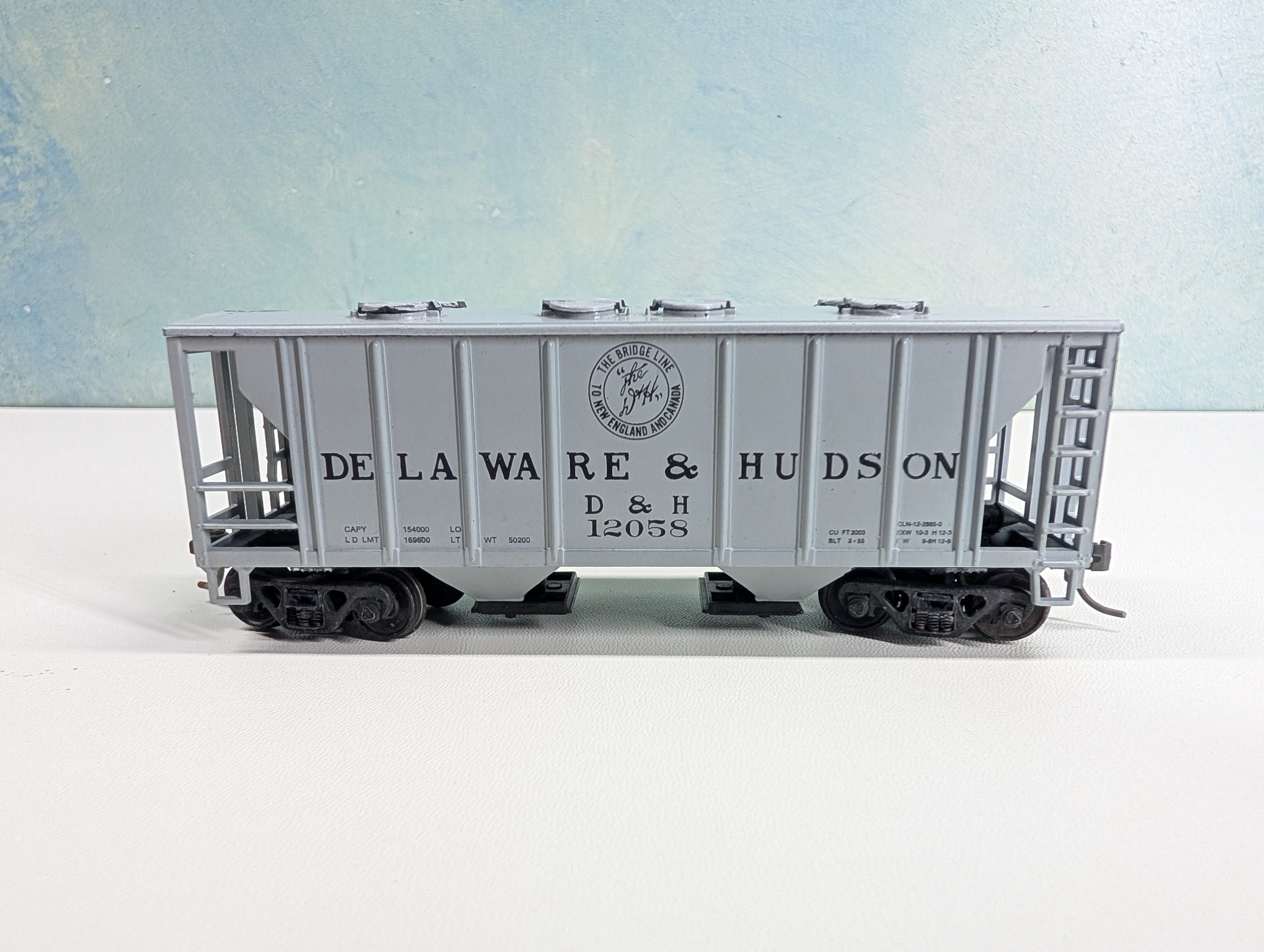 USED Roundhouse HO Scale Covered Hopper Delaware and Hudson D&H #12058 Metal Wheels