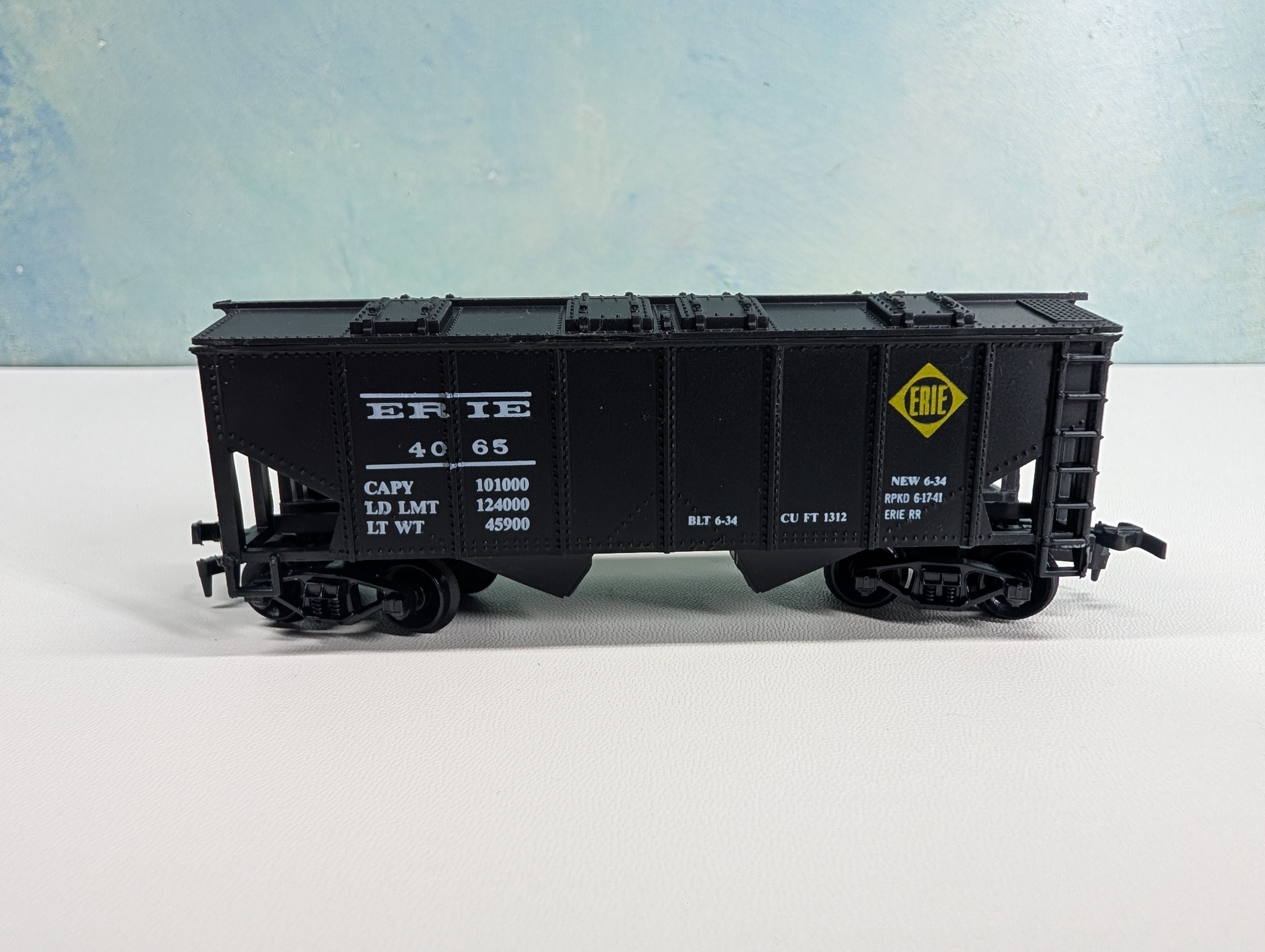 USED HO Scale 2 Bay Covered Hopper Erie #4065