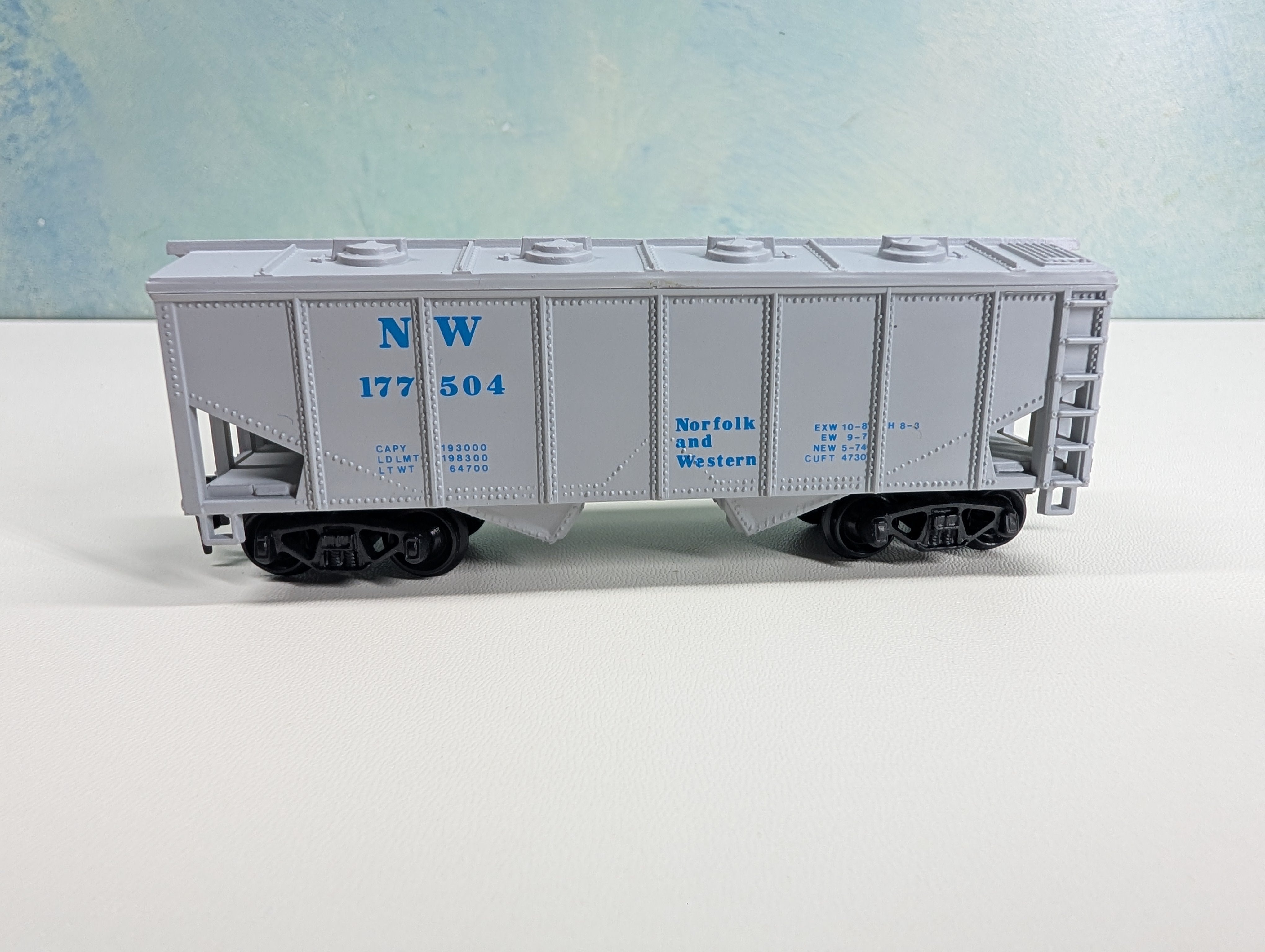 USED HO Scale 2 Bay Covered Hopper Norfolk & Western NW #177504