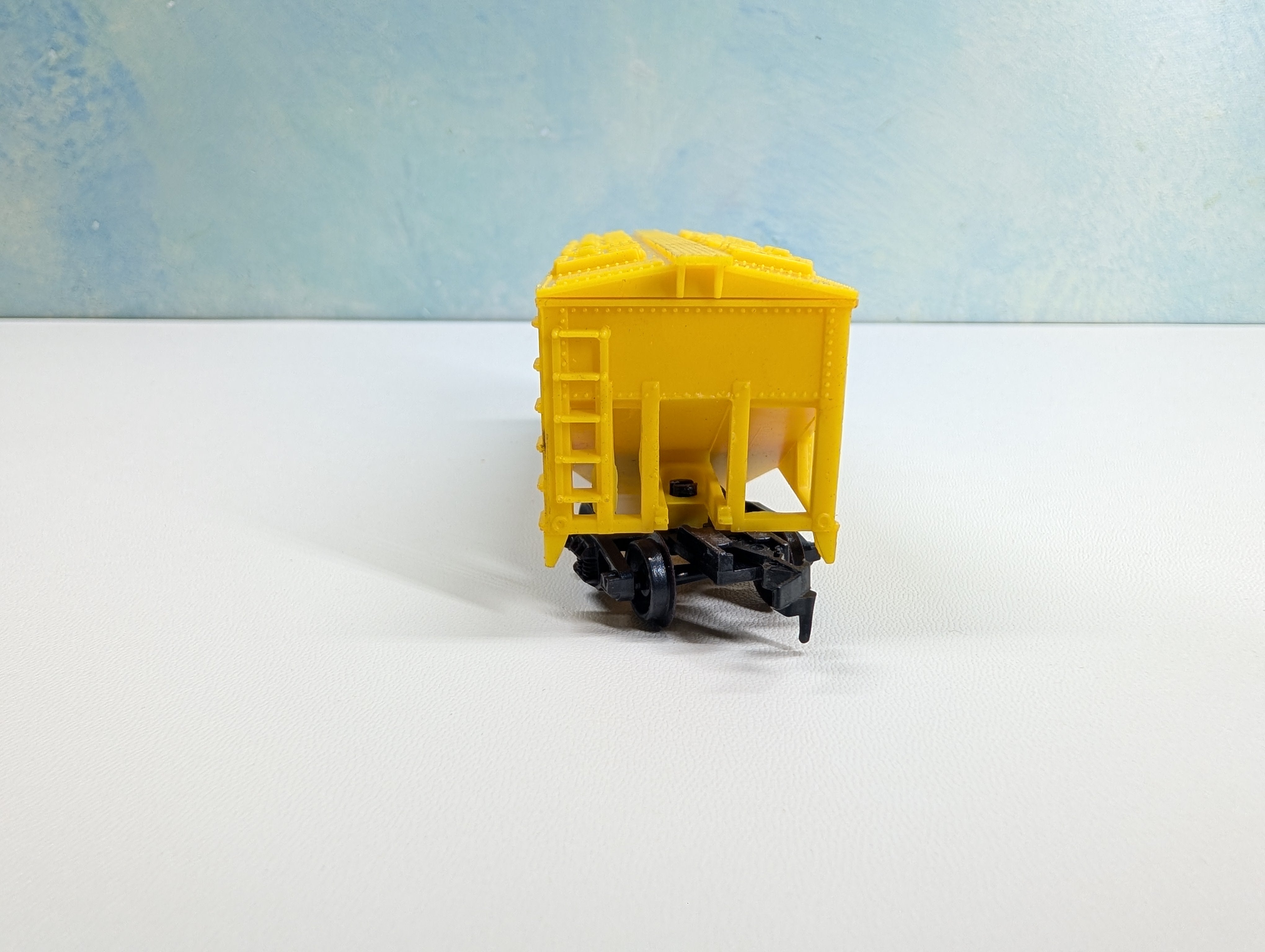 USED HO Scale 2 Bay Covered Hopper Chessie System B&O #629822