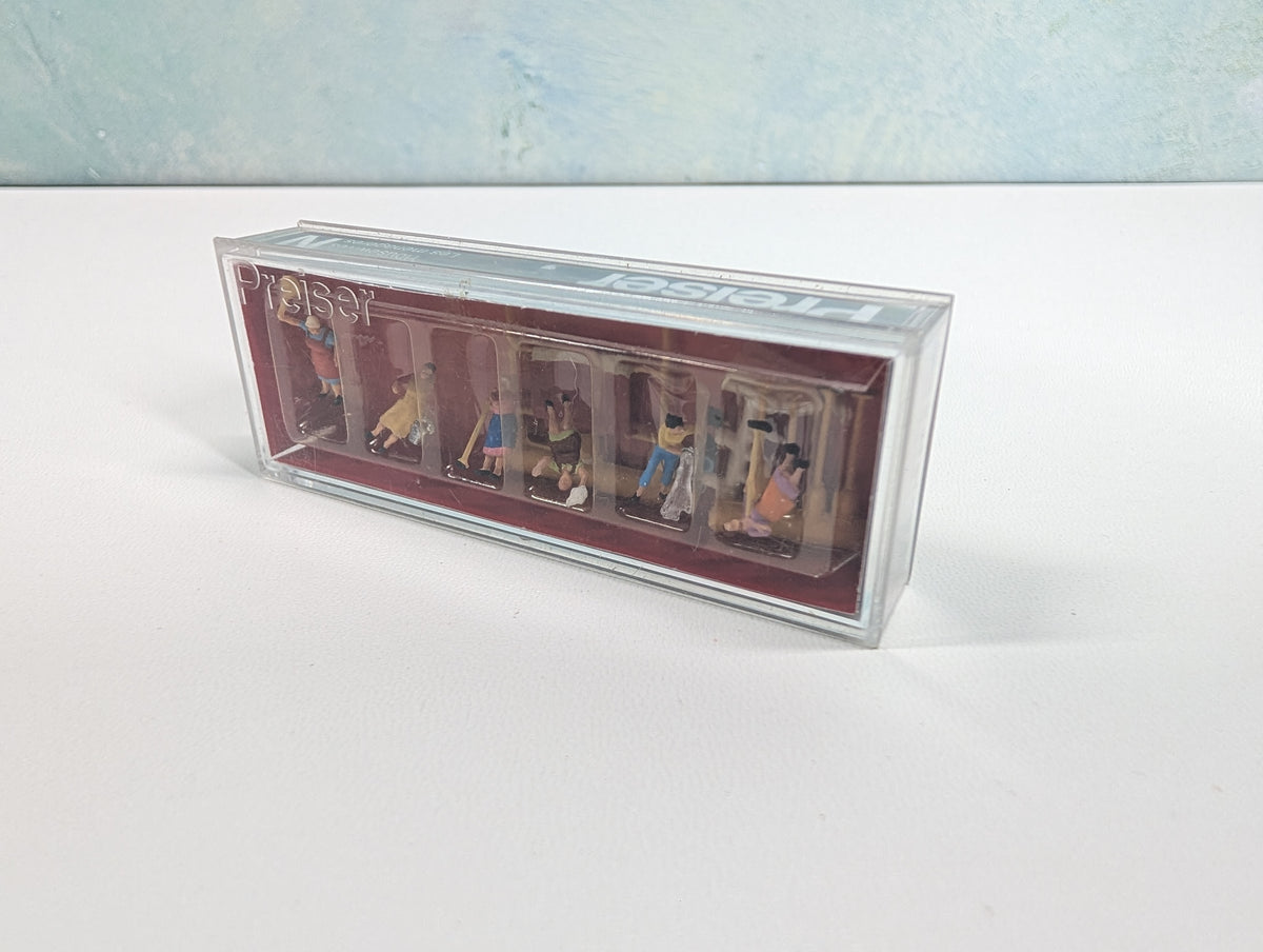 Preiser 79051 N Scale Housewives w/ Cleaning Accessories (6 pcs)