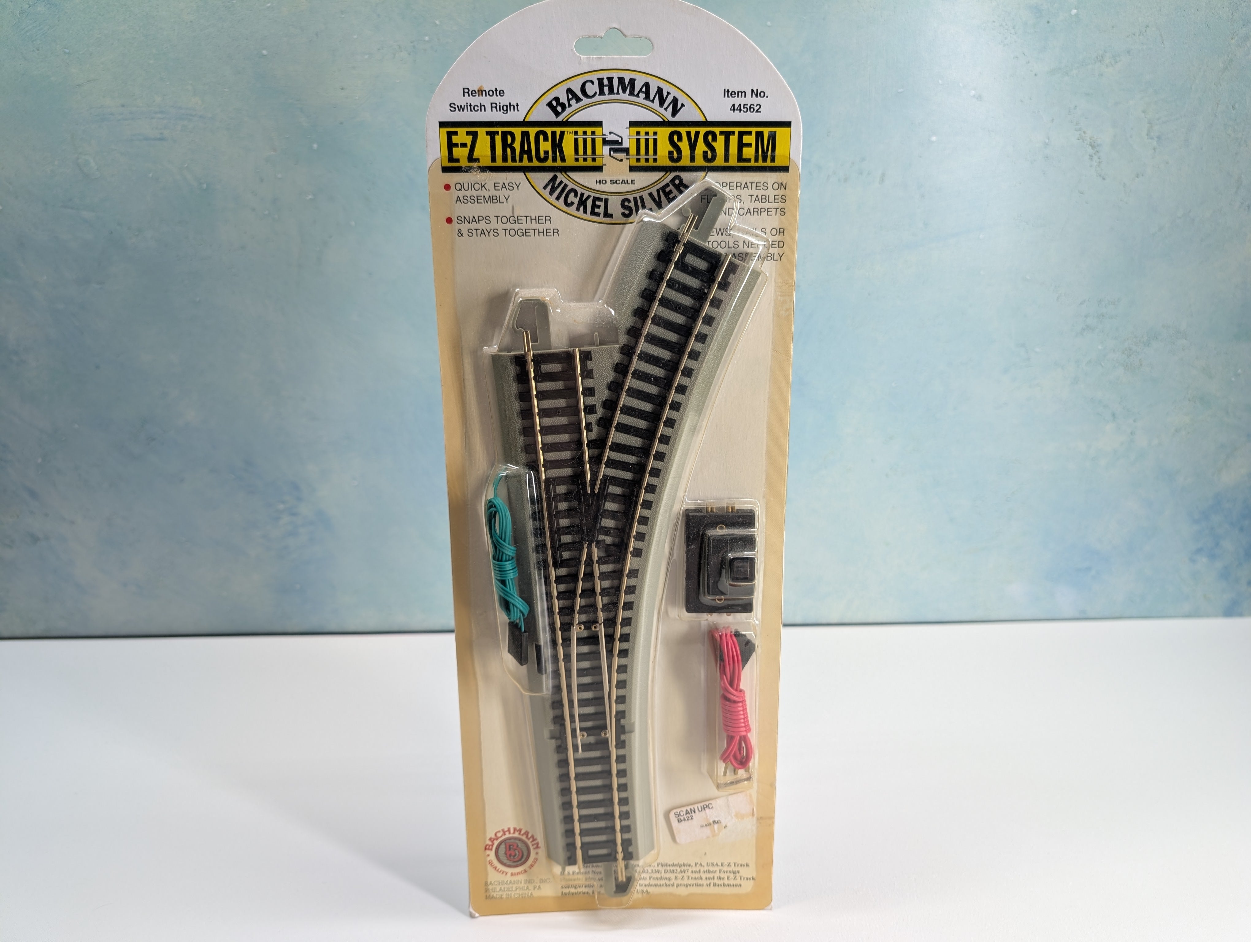 Bachmann 44562 HO Scale E-Z Track Remote Turnout Right, Gray Roadbed