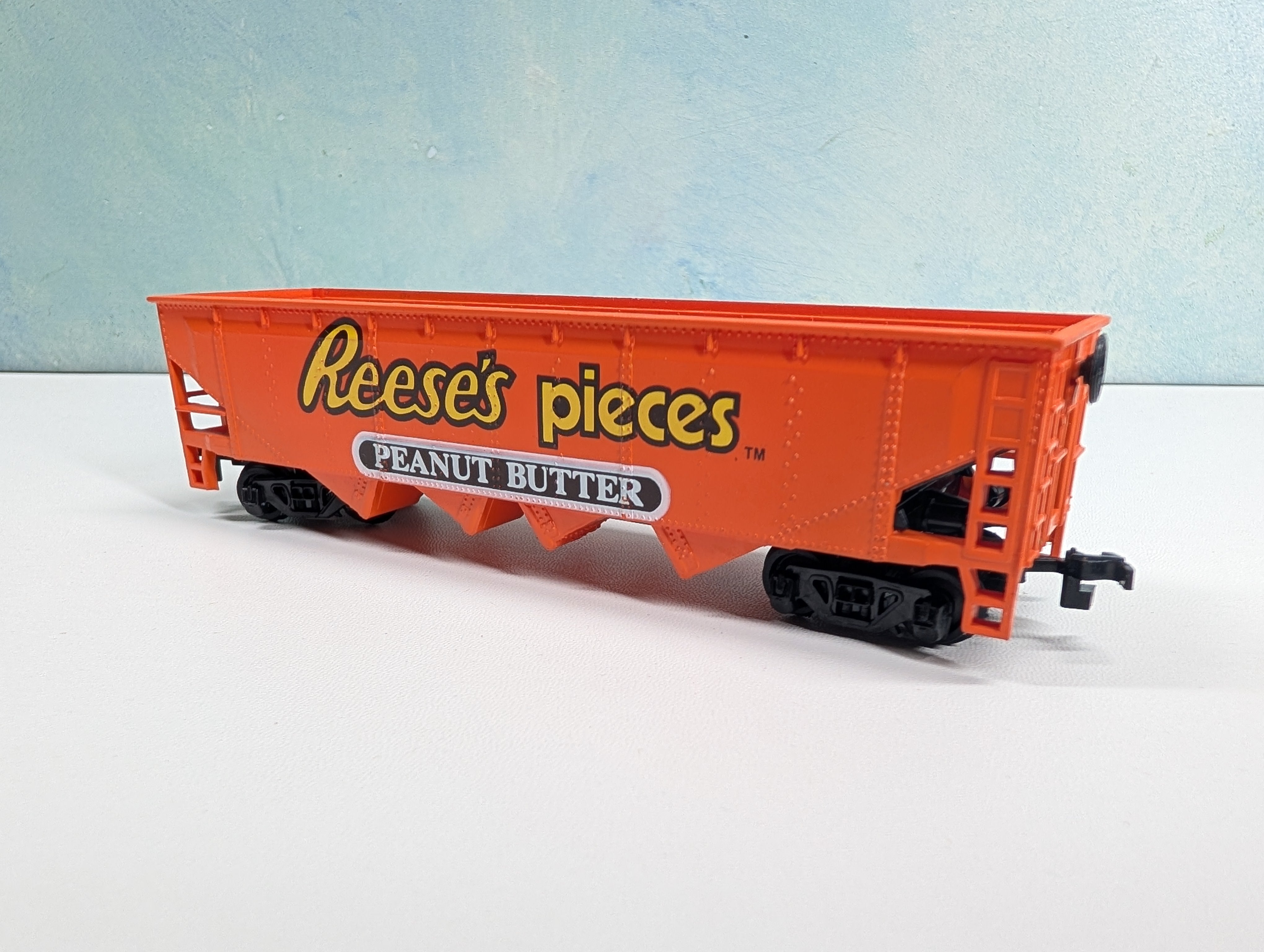USED Bachmann HO Scale Billboard Quad Hopper Reese's Pieces Peanut Butter