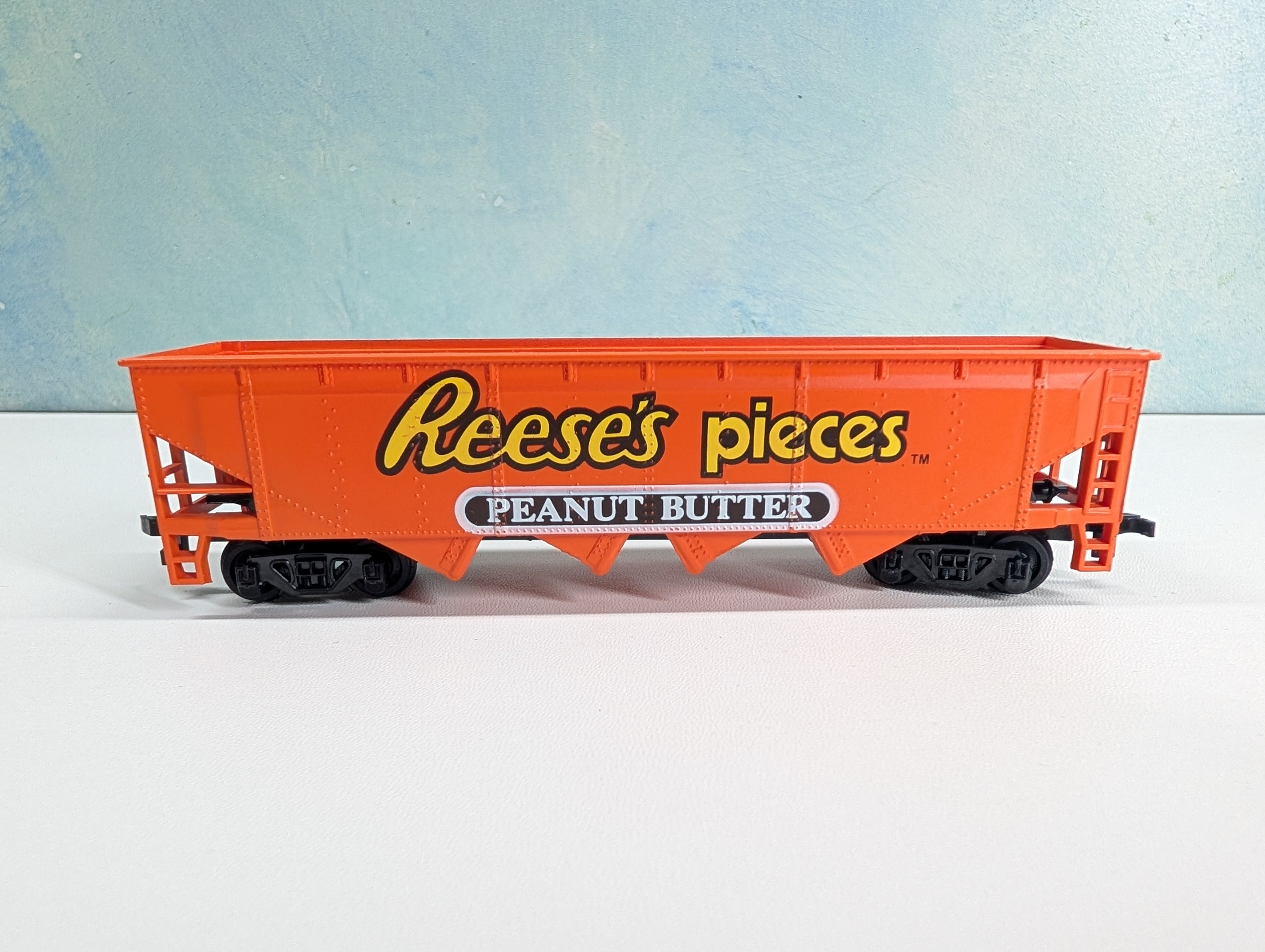 USED Bachmann HO Scale Billboard Quad Hopper Reese's Pieces Peanut Butter