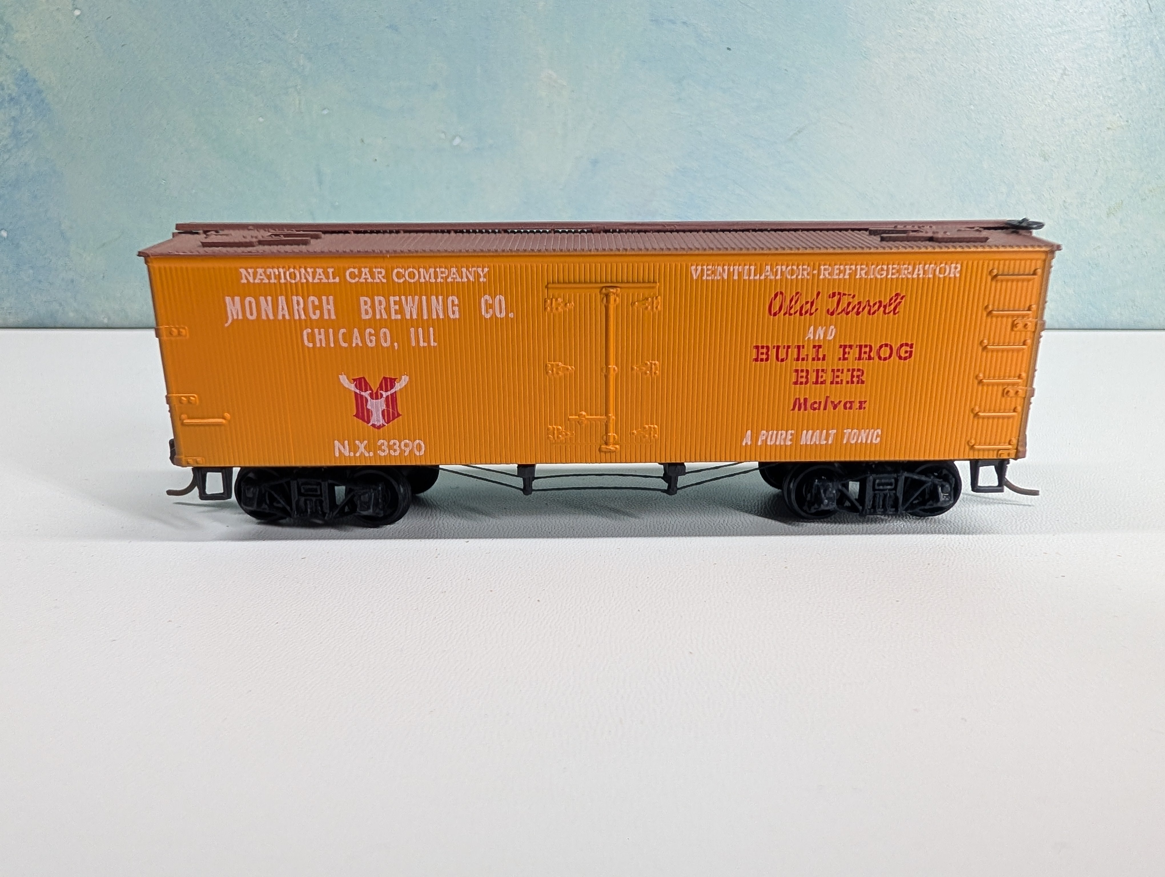 USED Roundhouse HO Scale 36' Reefer Monarch Brewing Co NX #3390 Bull Frog Beer