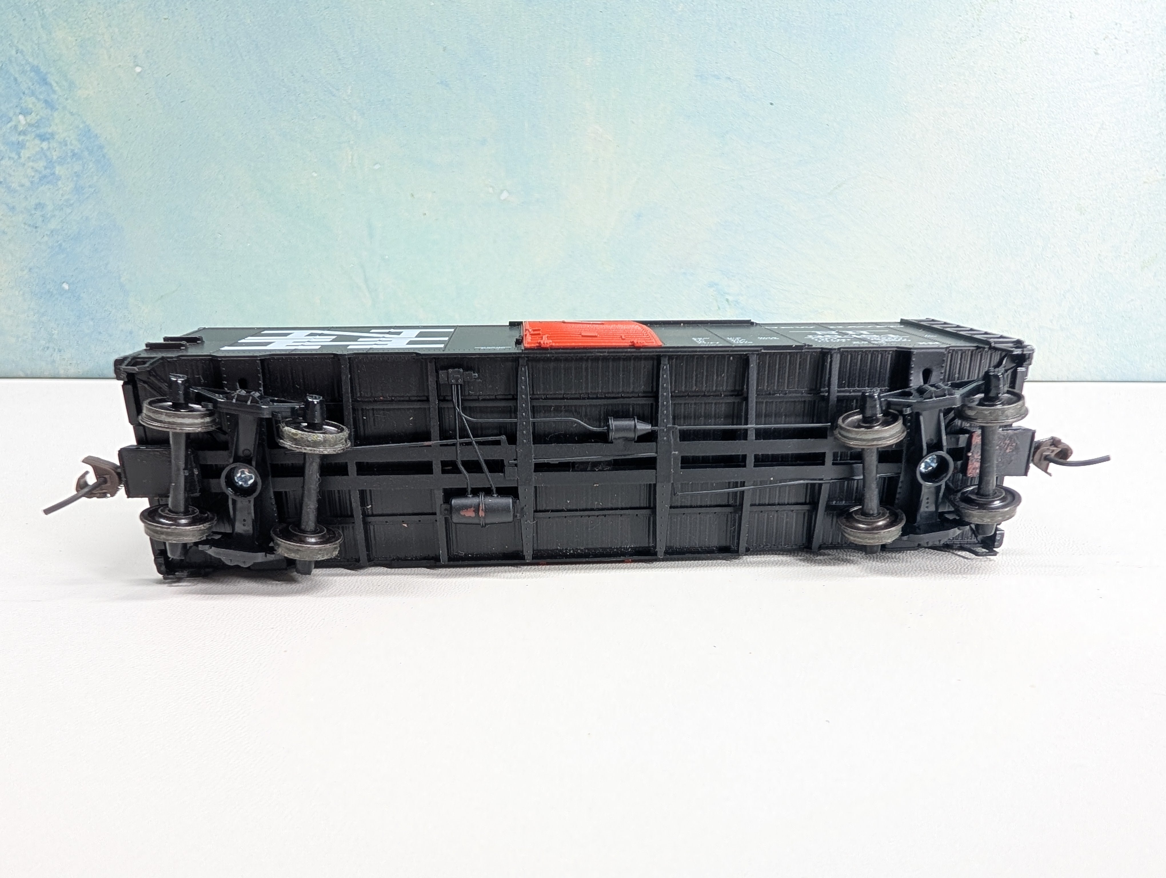 USED HO Scale 40' Box Car New Haven NH #36484 Metal Wheels
