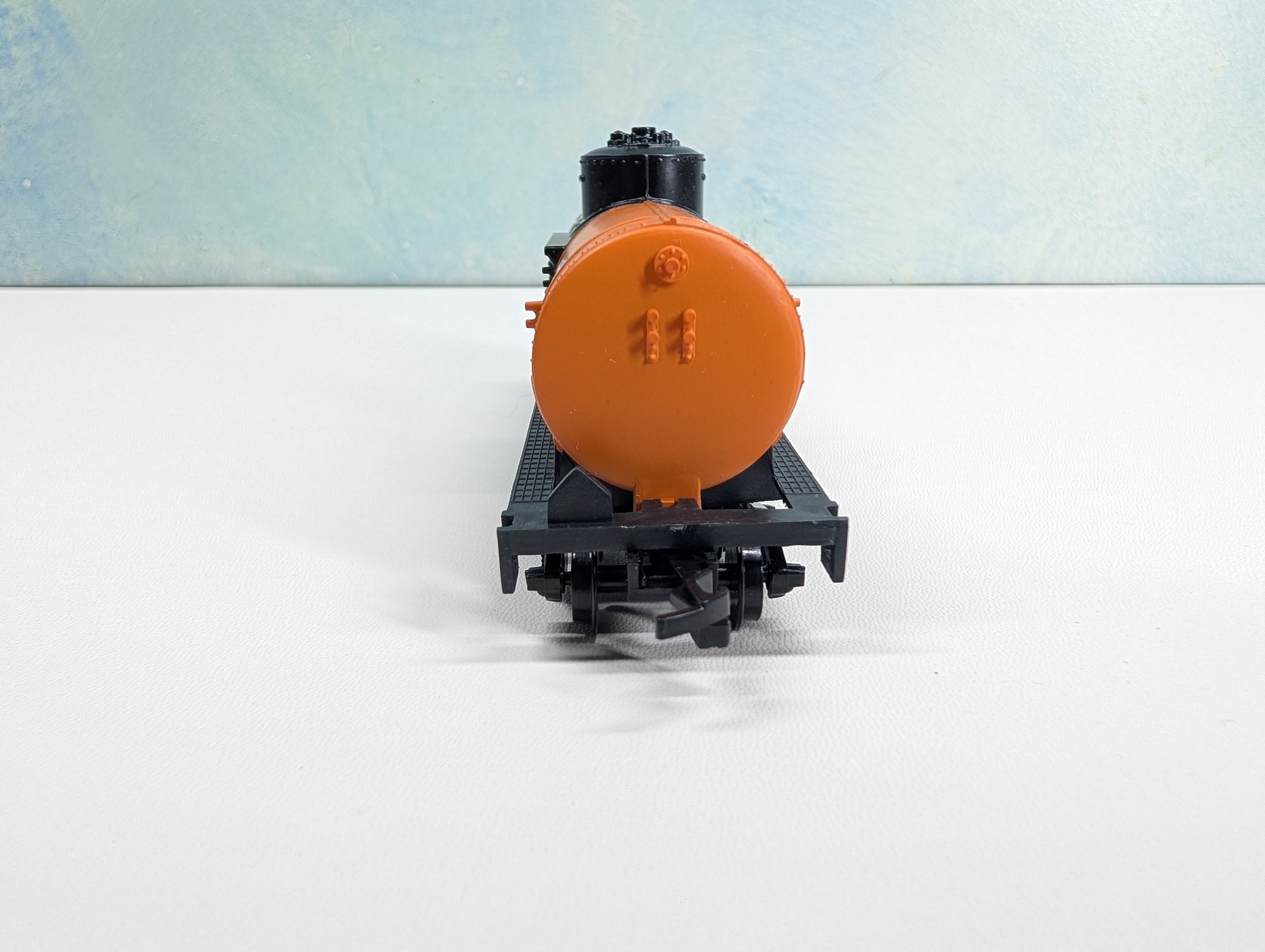 USED Life-Like HO Scale Single Dome Tank Car Hooker Chemicals SHPX #5867