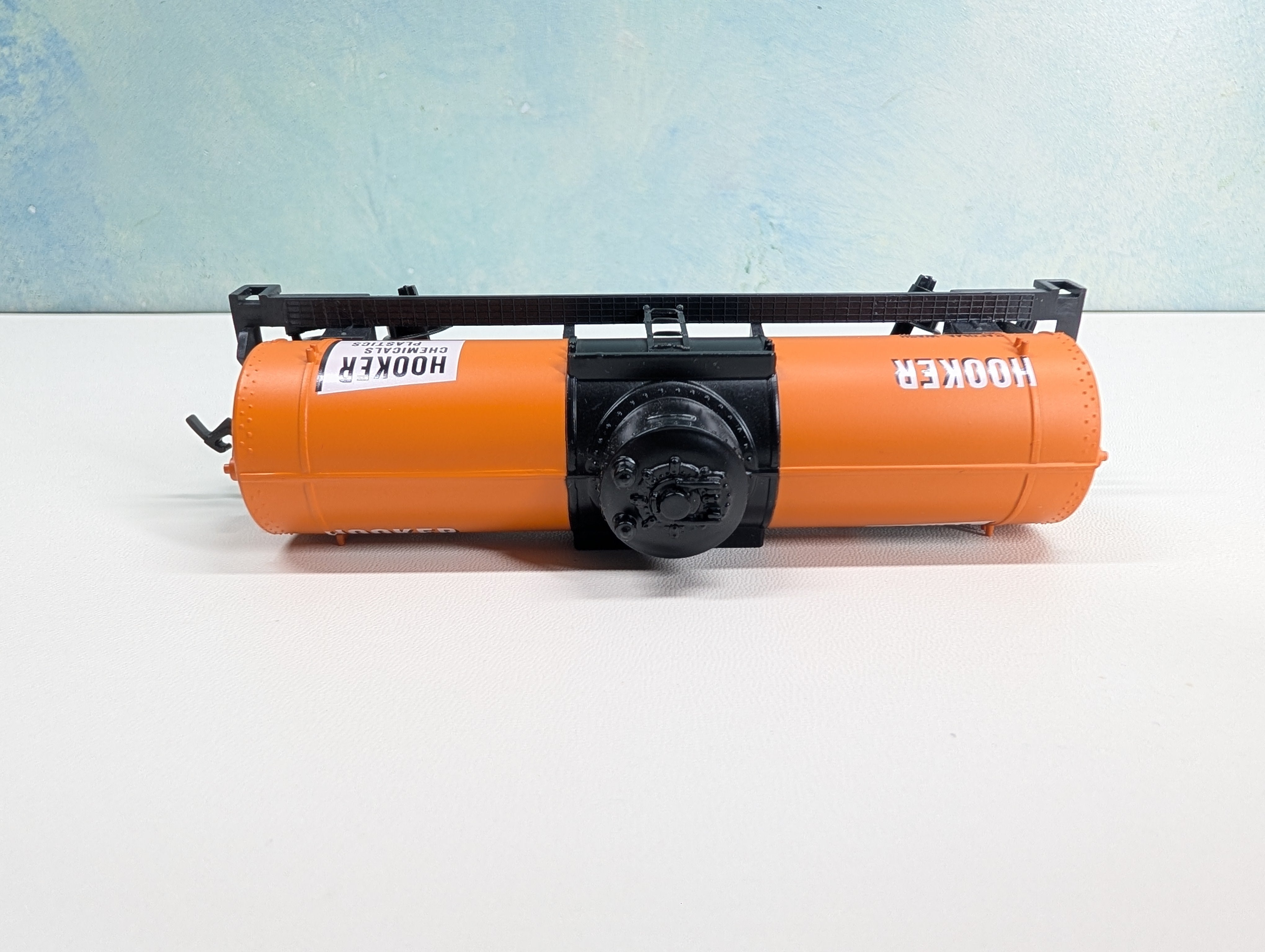 USED Life-Like HO Scale Single Dome Tank Car Hooker Chemicals SHPX #5867
