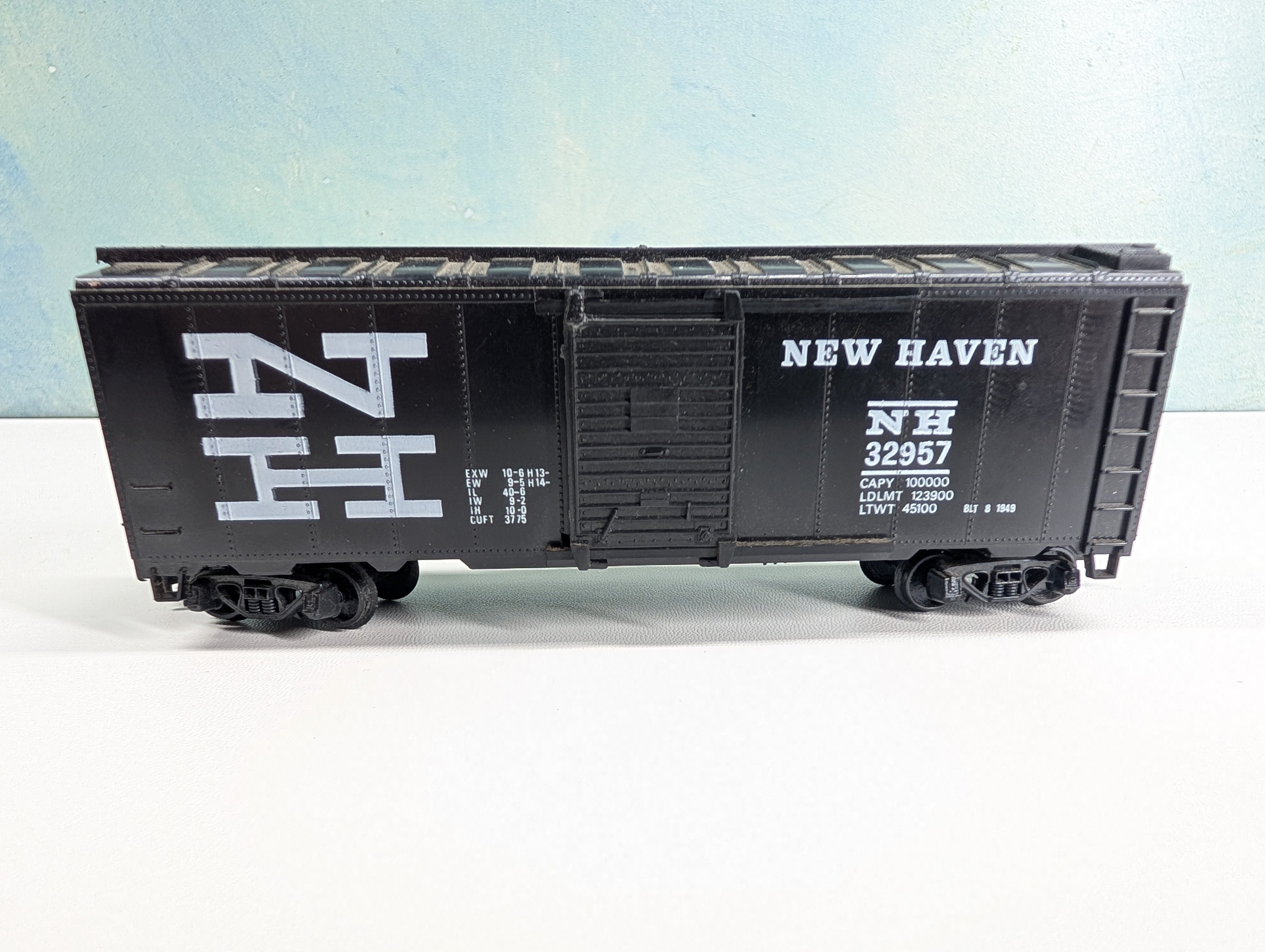 USED HO Scale 40' Box Car New Haven NH #32957