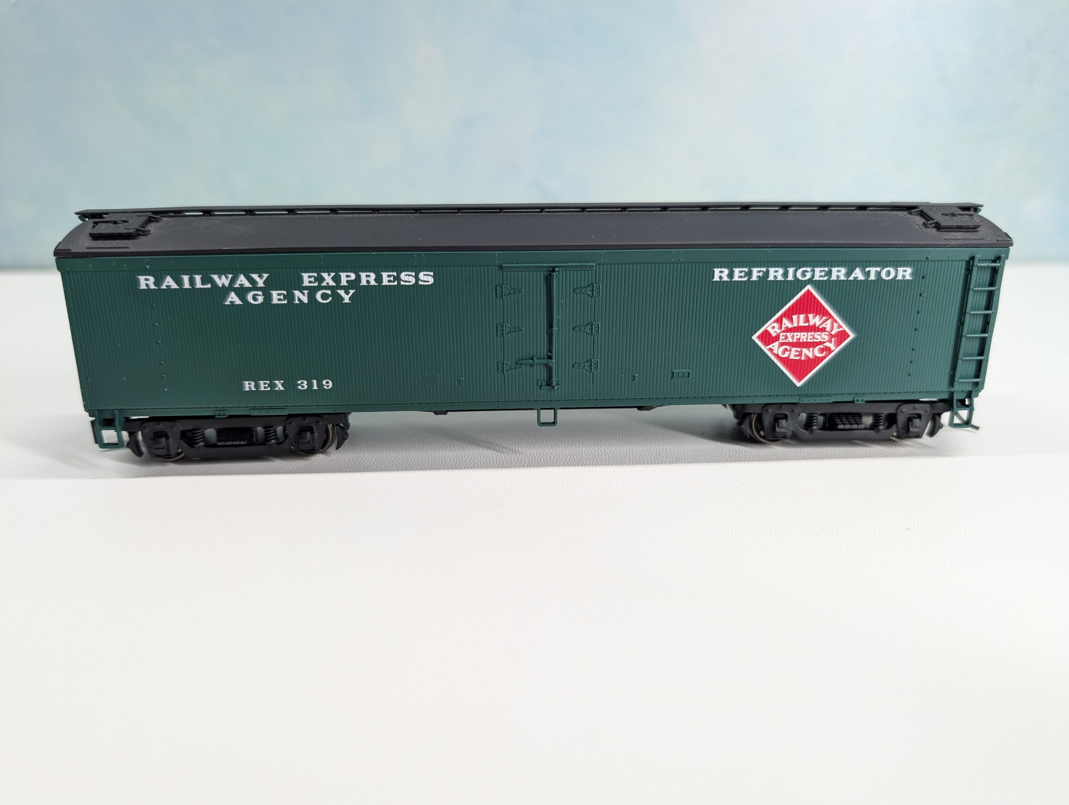 USED Walthers HO Scale Express Reefer Railways Express Agency REX #319 Metal Wheels