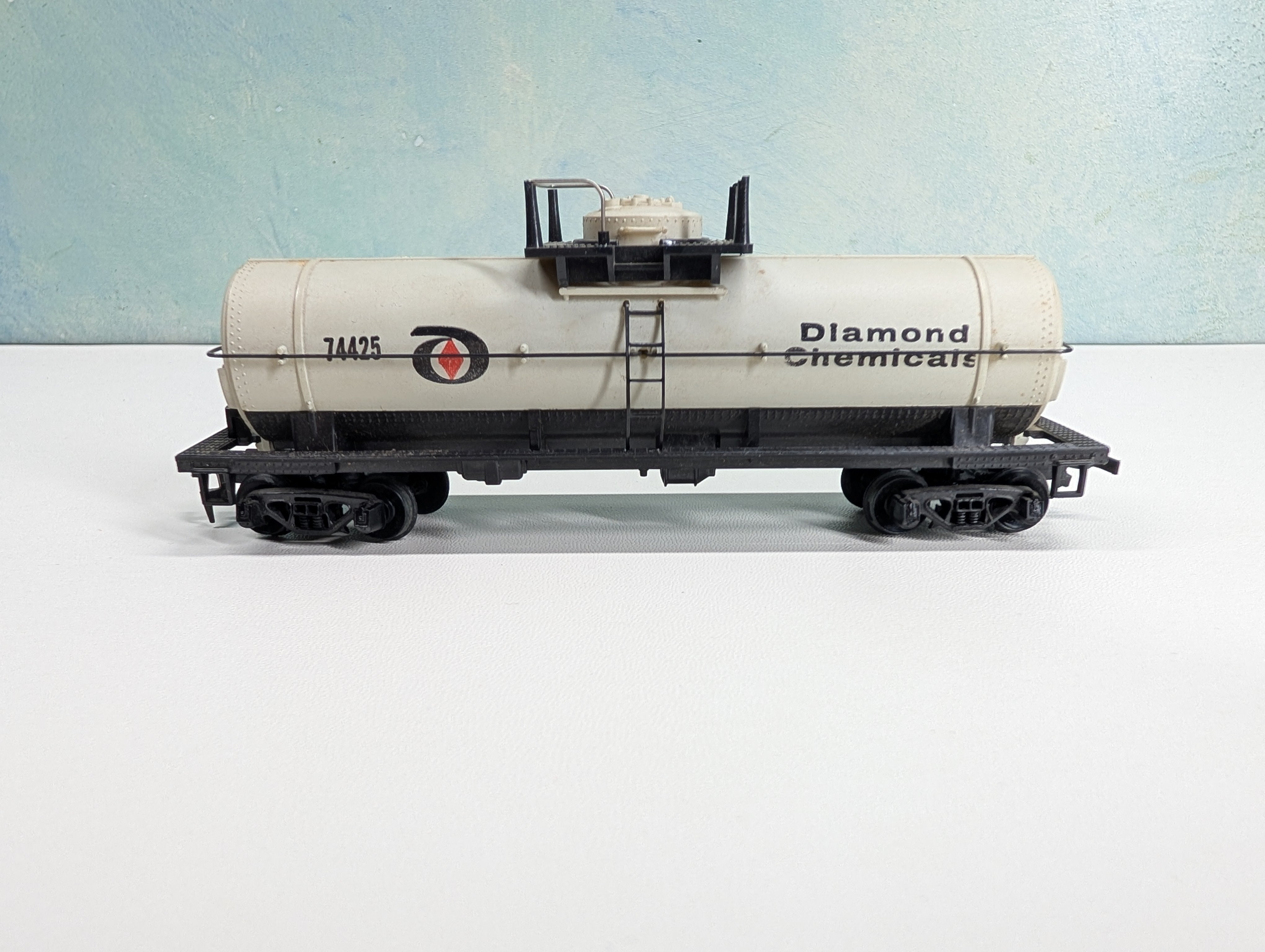 USED HO Scale Tank Car Diamond Chemical #74425