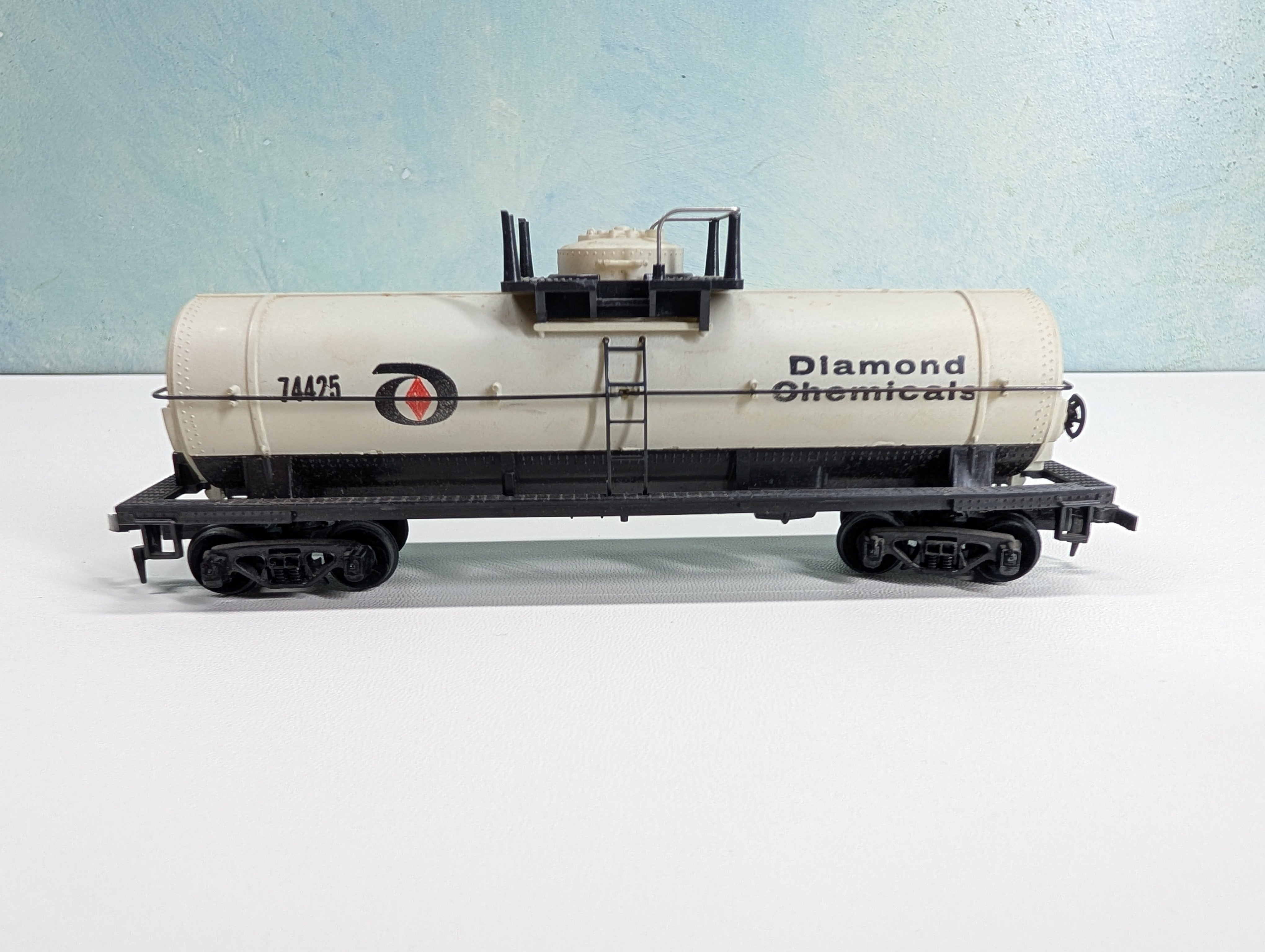 USED HO Scale Tank Car Diamond Chemical #74425