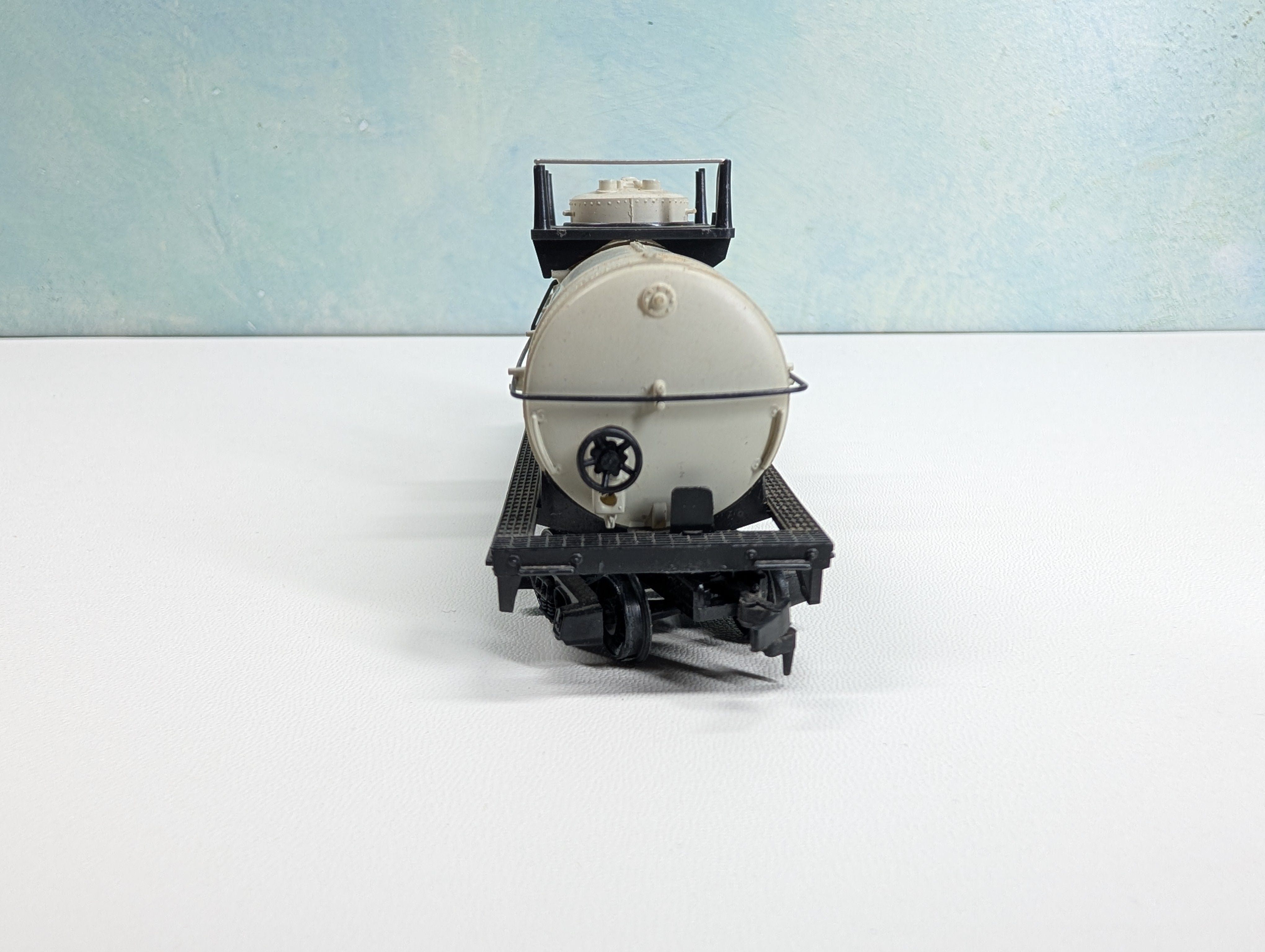 USED HO Scale Tank Car Diamond Chemical #74425