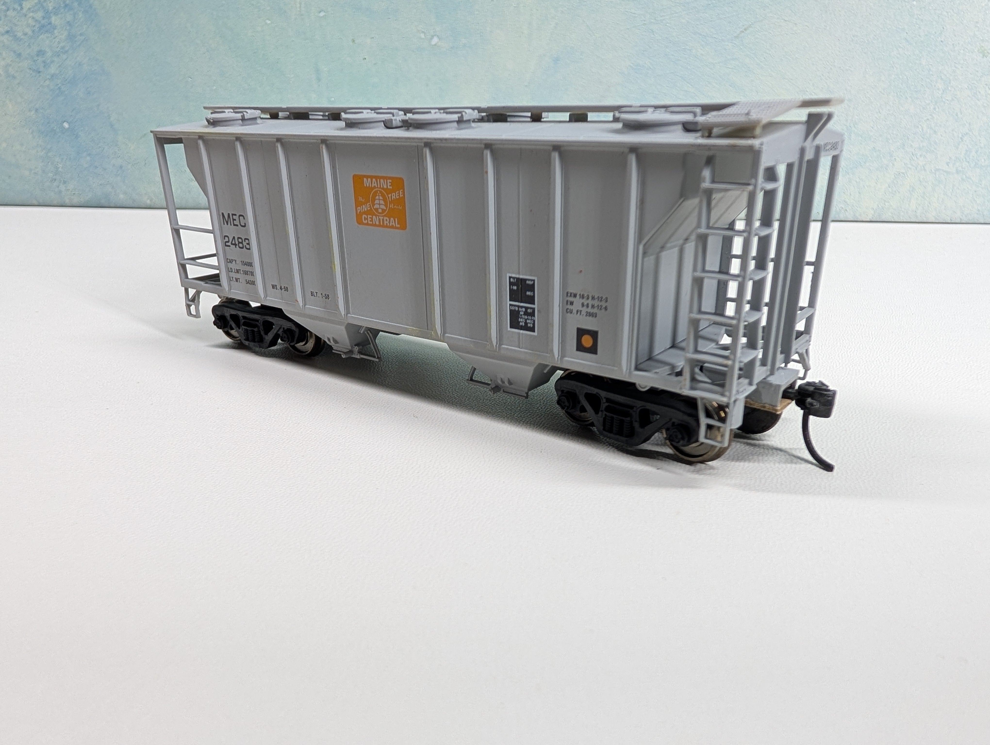USED Atlas HO Scale Covered Hopper Maine Central MEC #2483 Metal Wheels