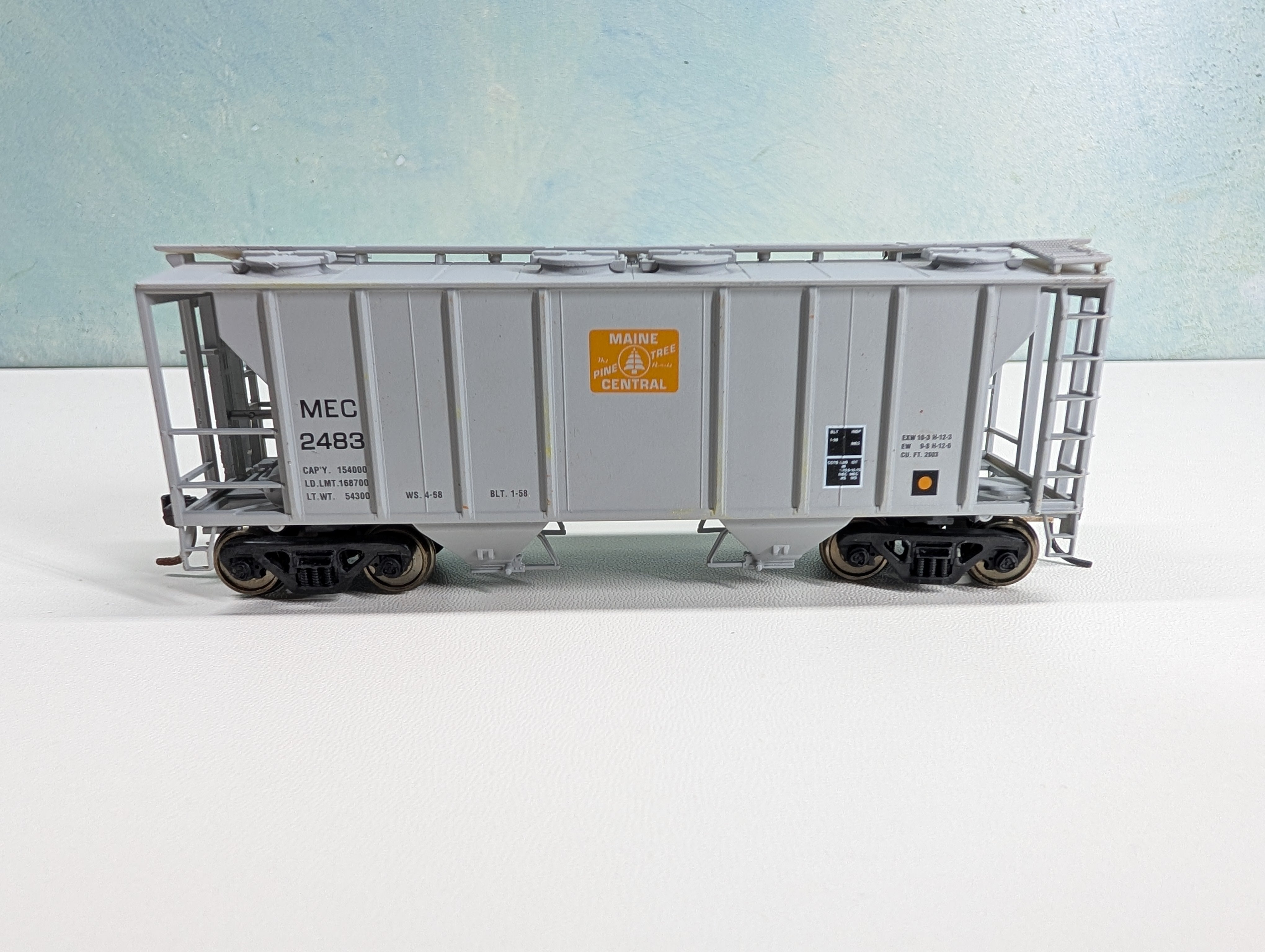 USED Atlas HO Scale Covered Hopper Maine Central MEC #2483 Metal Wheels