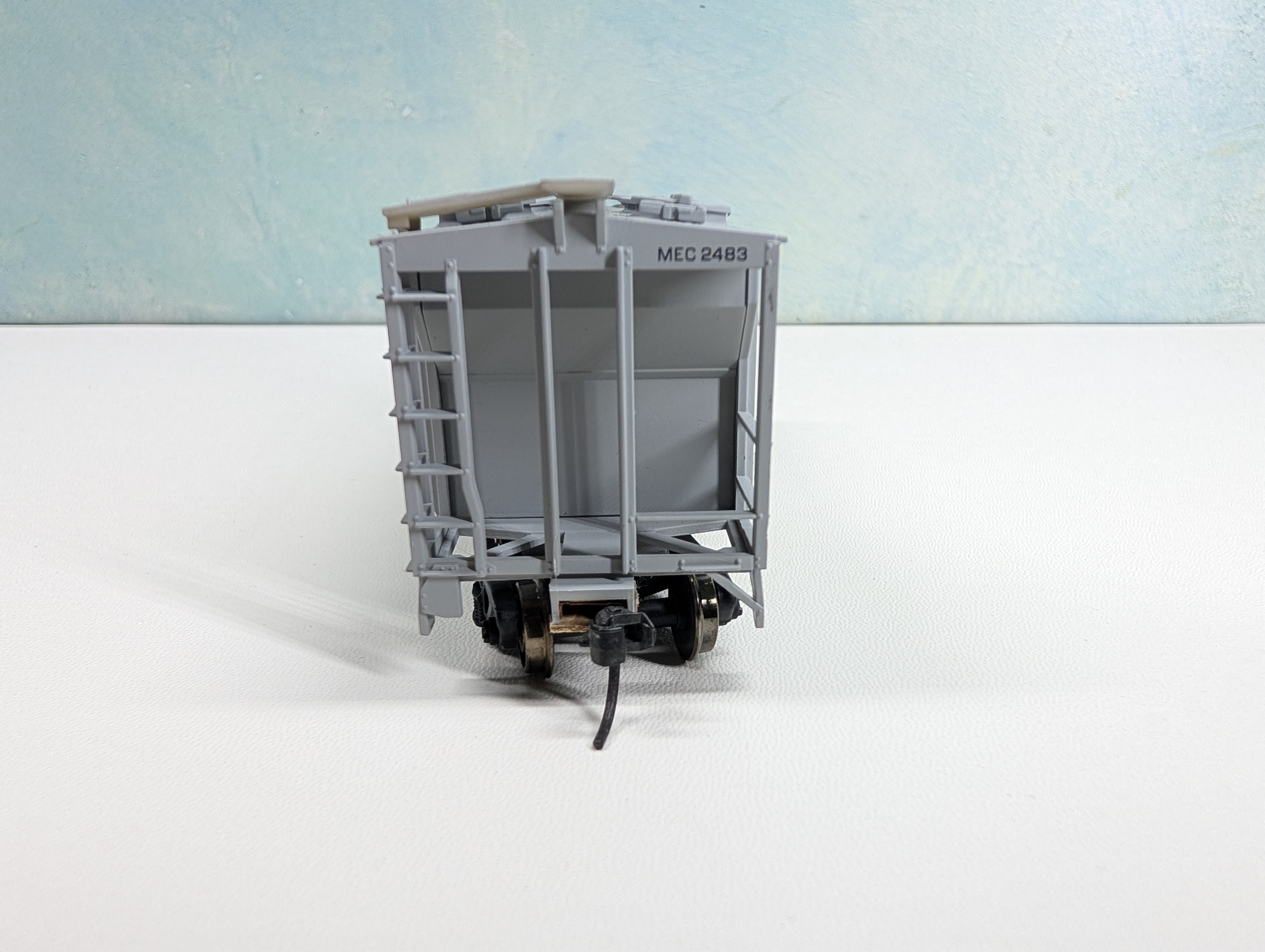USED Atlas HO Scale Covered Hopper Maine Central MEC #2483 Metal Wheels