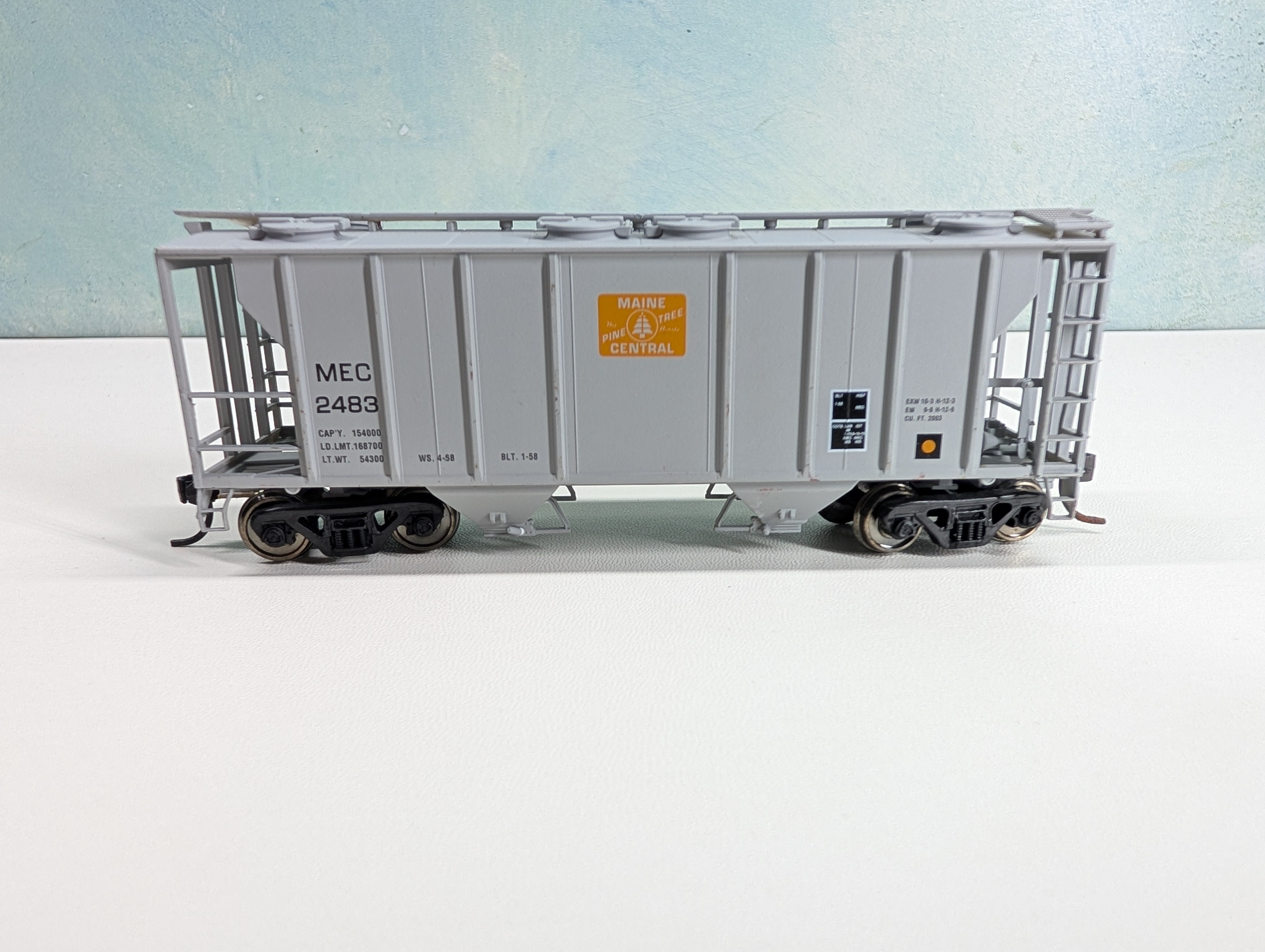 USED Atlas HO Scale Covered Hopper Maine Central MEC #2483 Metal Wheels
