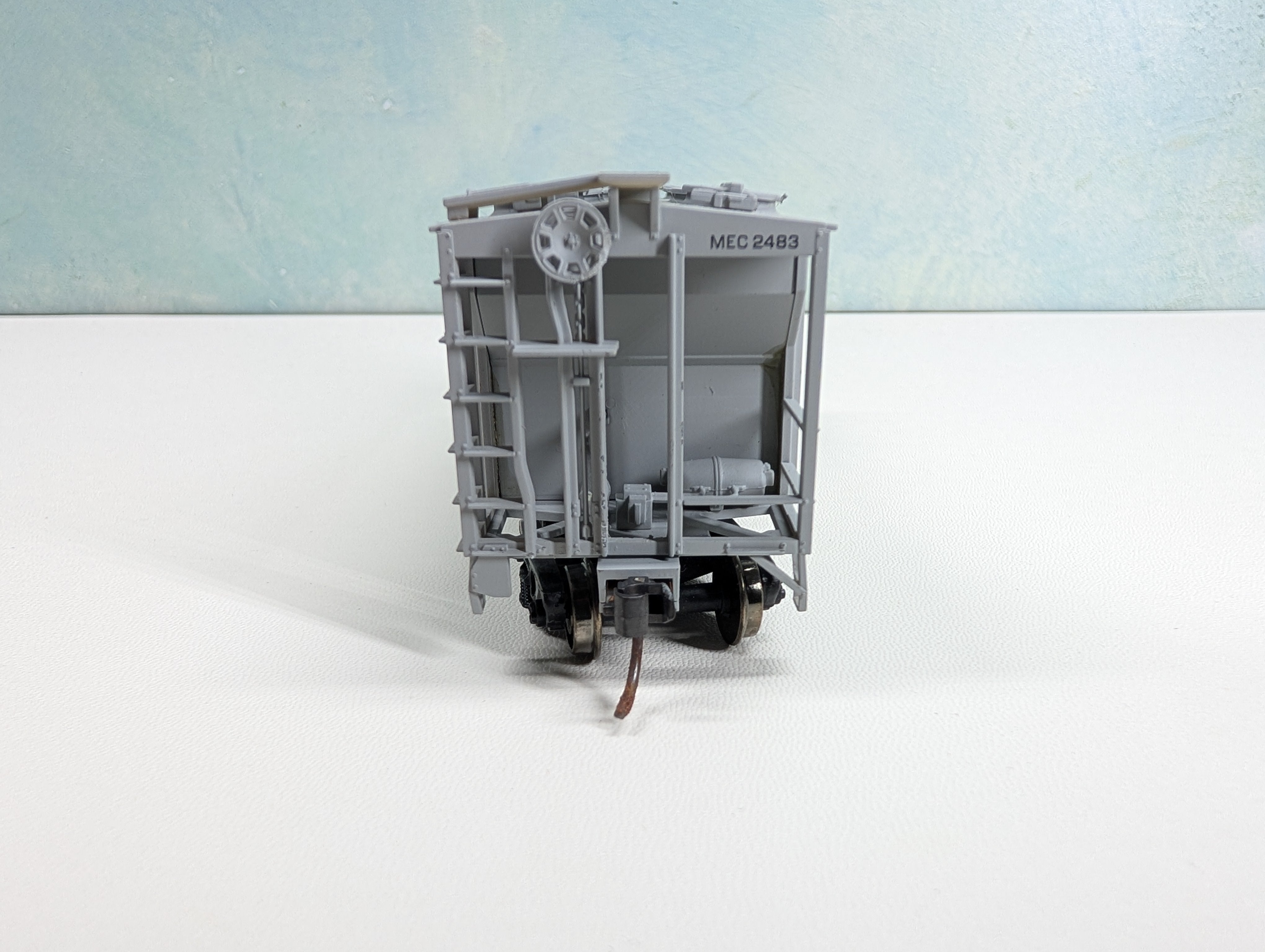 USED Atlas HO Scale Covered Hopper Maine Central MEC #2483 Metal Wheels