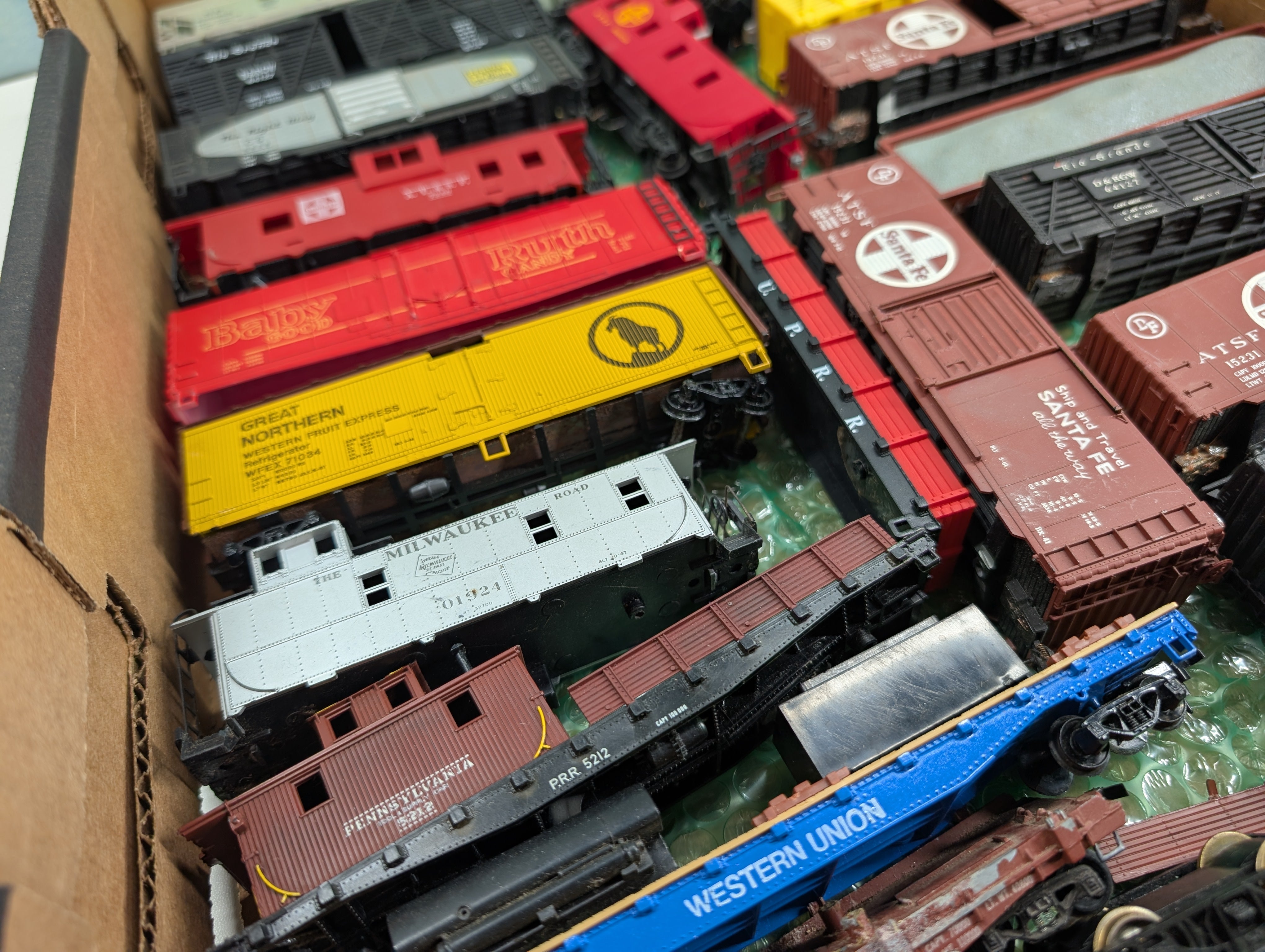 USED HO Scale Lot of for Parts/Repairs Box Cars, Hoppers and other Freight