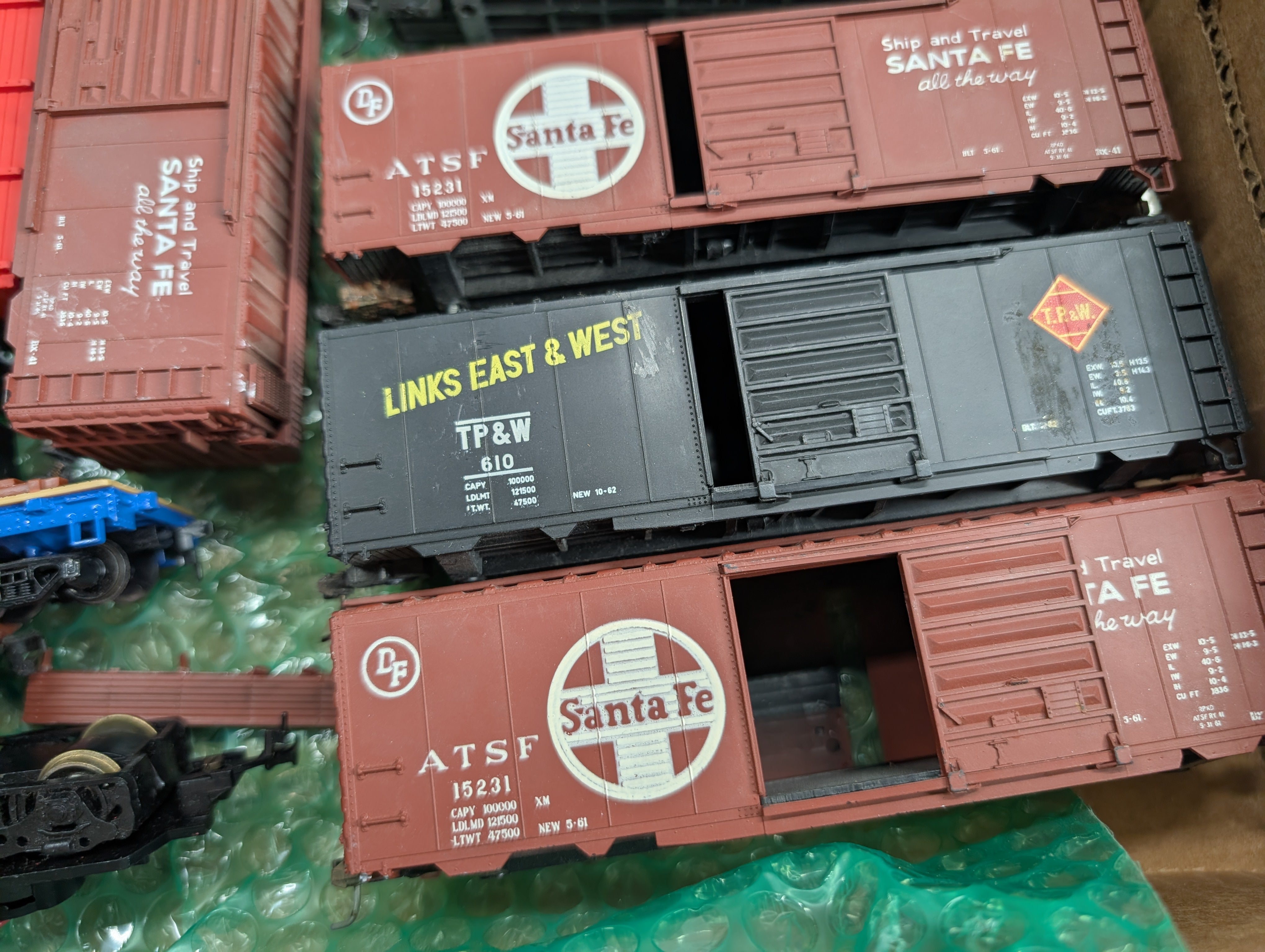 USED HO Scale Lot of for Parts/Repairs Box Cars, Hoppers and other Freight