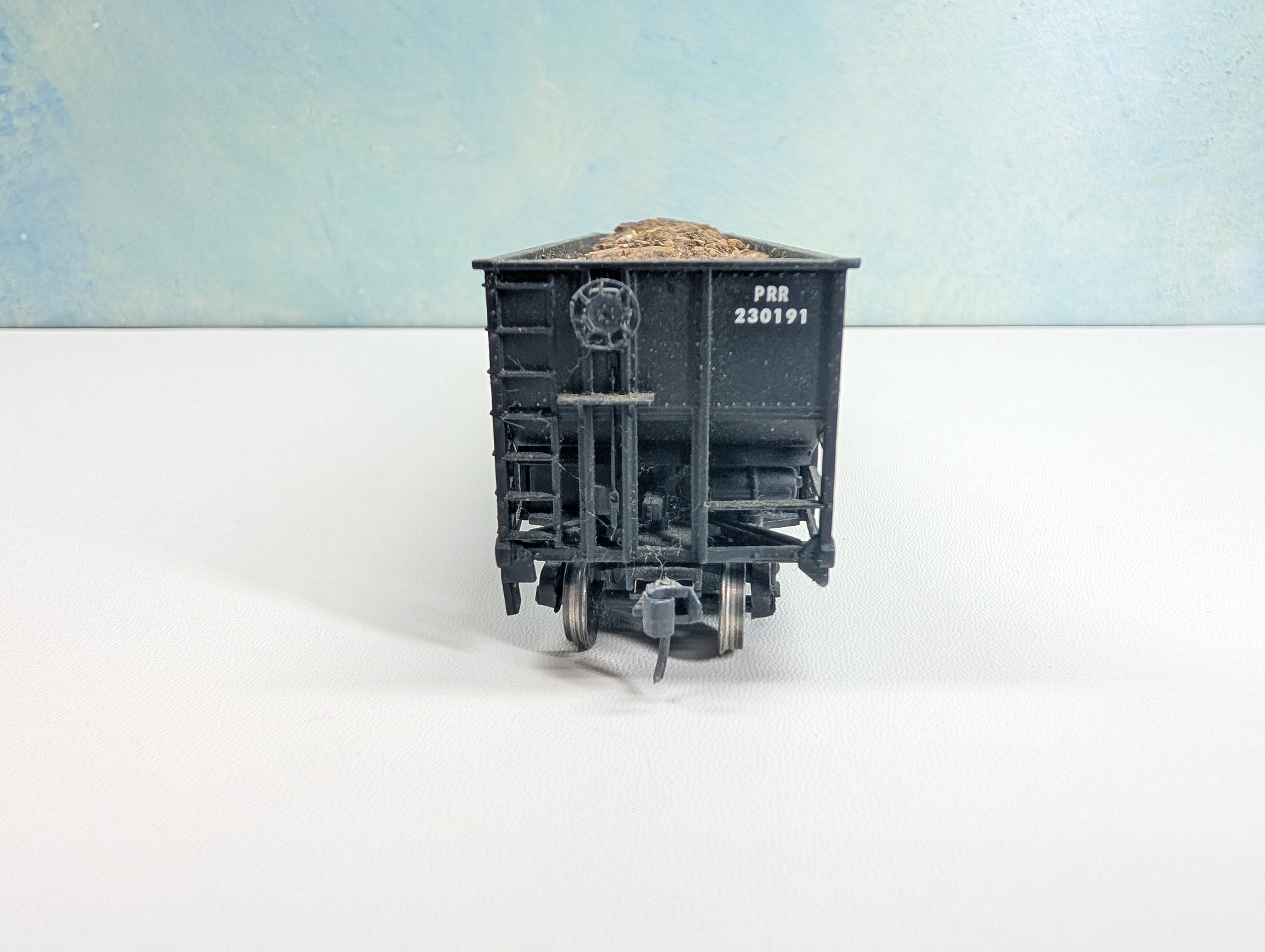 USED Bachmann HO Scale 100 Ton Hopper w/ Wood Chip Load Pennsylvania PRR #230191 Metal Wheels